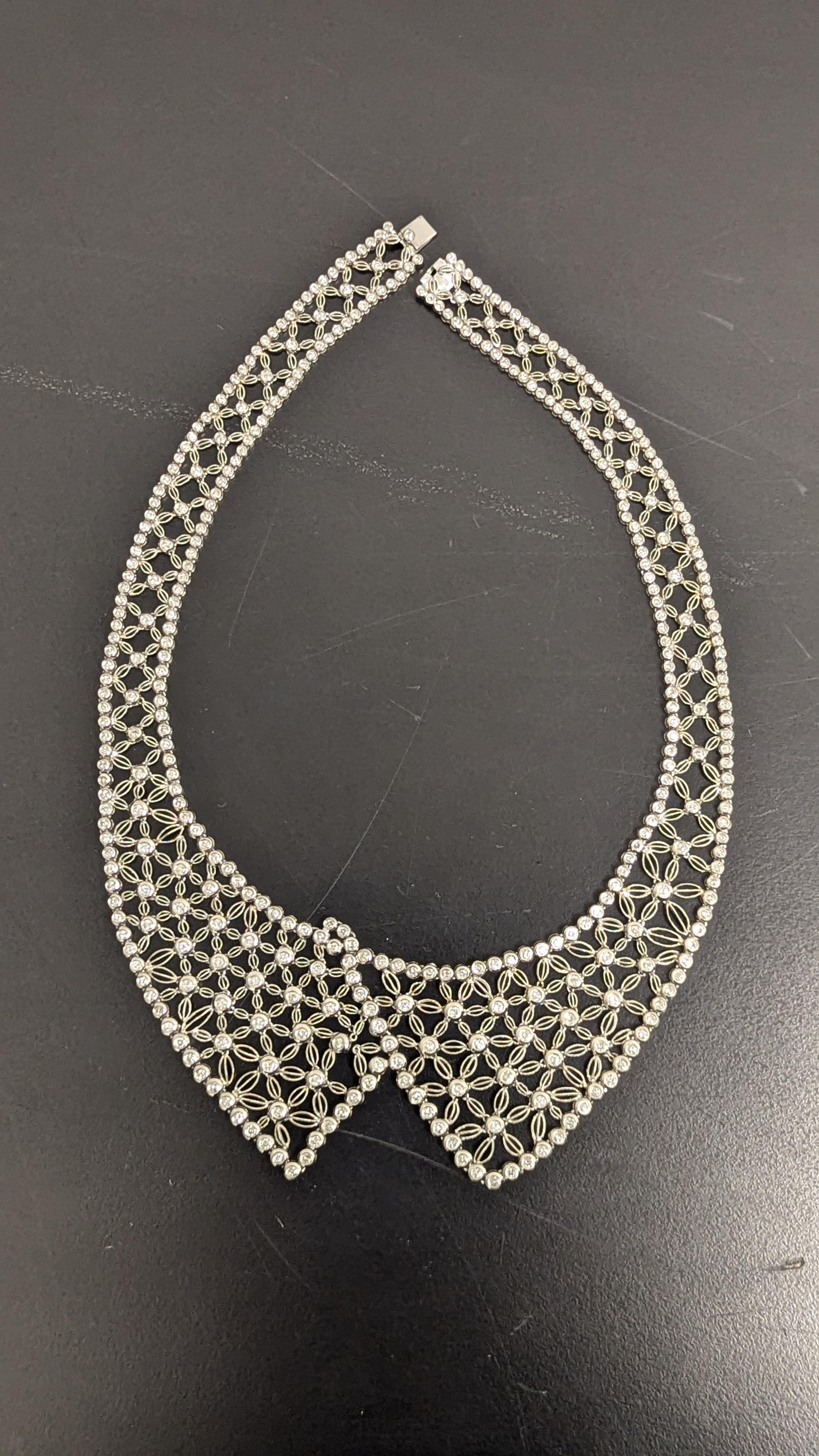 Questa squisita collana di diamanti presenta una serie di diamanti rotondi taglio brillante, del peso di circa 9,00 carati, montati in platino. 

È un regalo magnifico ed è stato progettato per elevare qualsiasi stile e fare una dichiarazione. 

È
