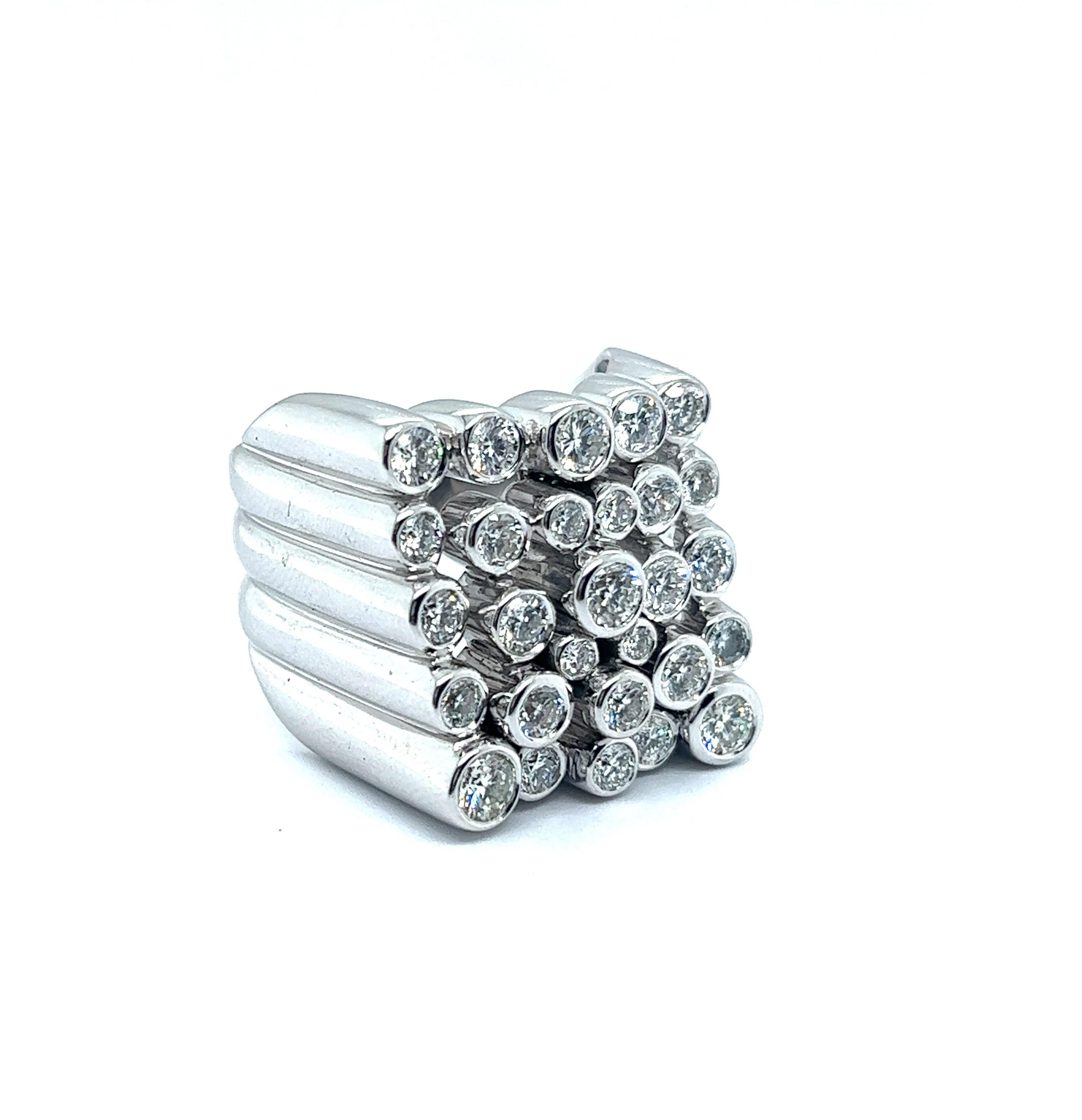 Statement Diamond Ring in 18 Karat White Gold In Good Condition For Sale In Lucerne, CH