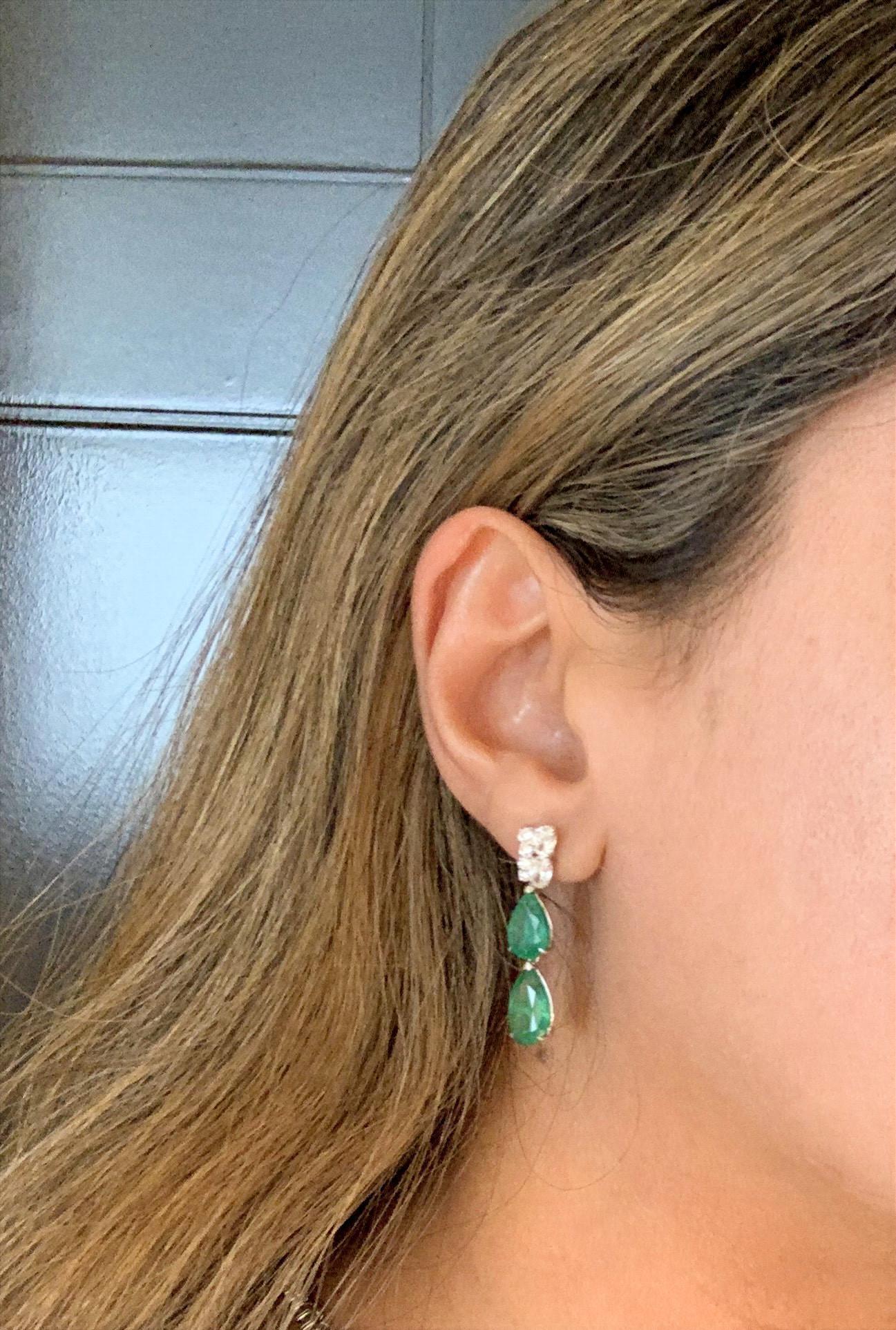 Taille ovale Déclaration Double émeraudes en forme de poire et divers diamants ovales et ronds taillés en brillant. en vente