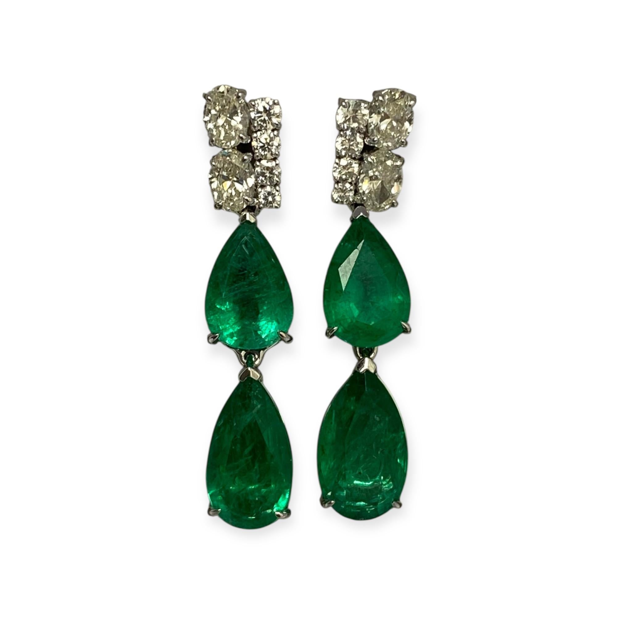 Déclaration Double émeraudes en forme de poire et divers diamants ovales et ronds taillés en brillant. Neuf - En vente à Houston, TX