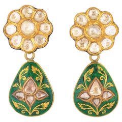 Pendientes con diamantes planos y esmalte hechos a mano en oro de 18 quilates