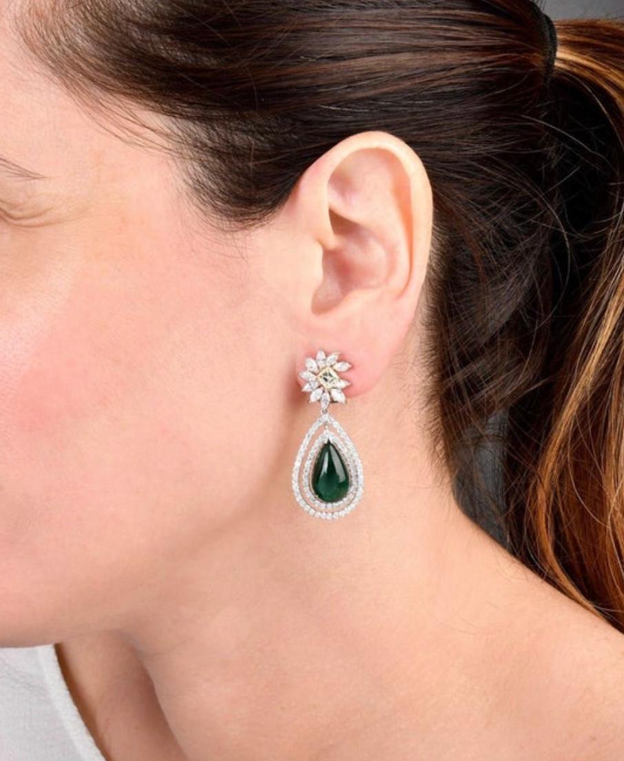 Rétro Orecchini a goccia in oro 18 carati con smeraldo e diamanti da 17,22 carati in vendita