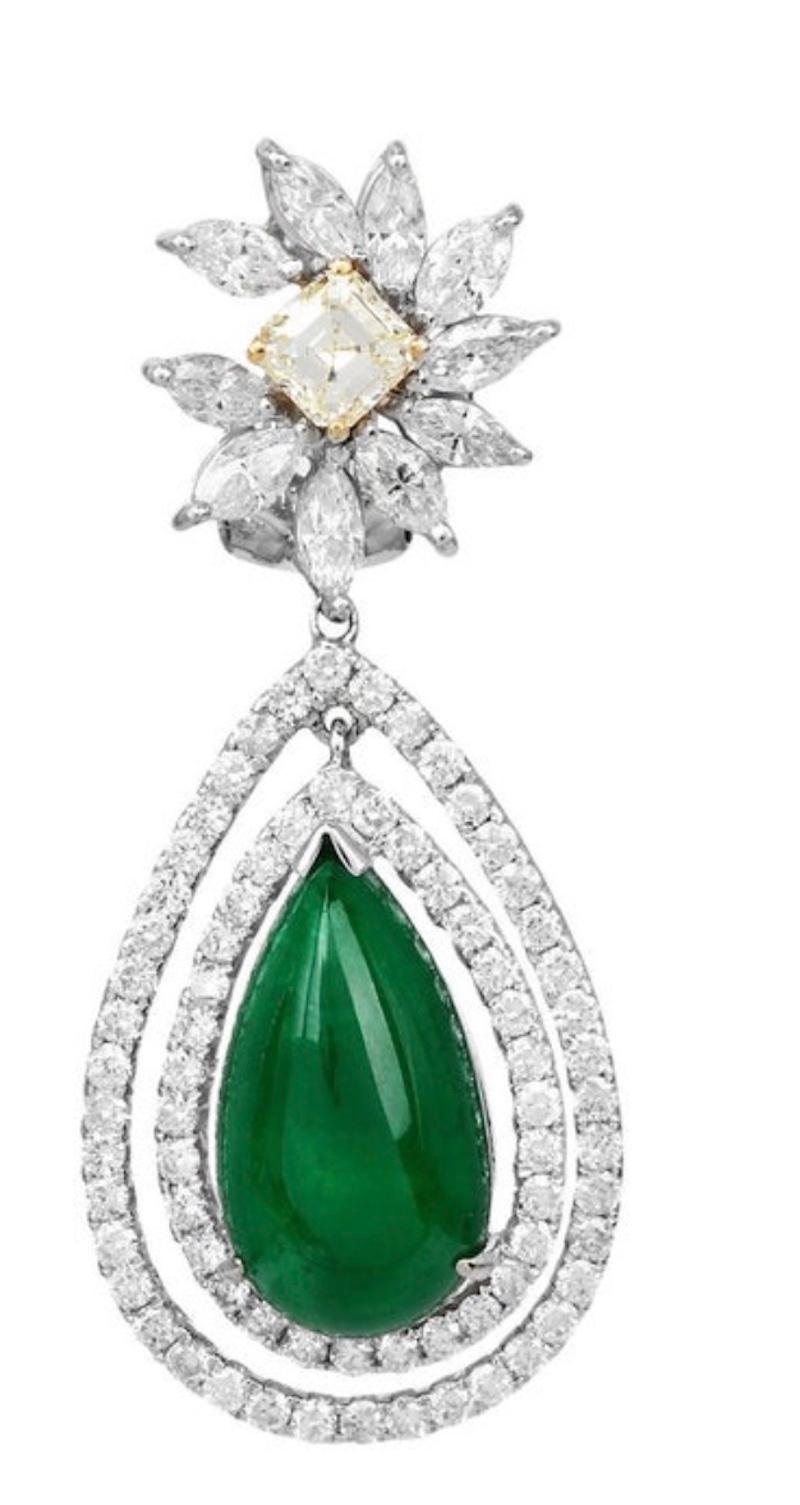 Orecchini a goccia in oro 18 carati con smeraldo e diamanti da 17,22 carati In condizioni ottime in vendita a Miami, FL