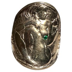 Bague fantaisie J Dauphin représentant une femme tenant un masque en émeraude