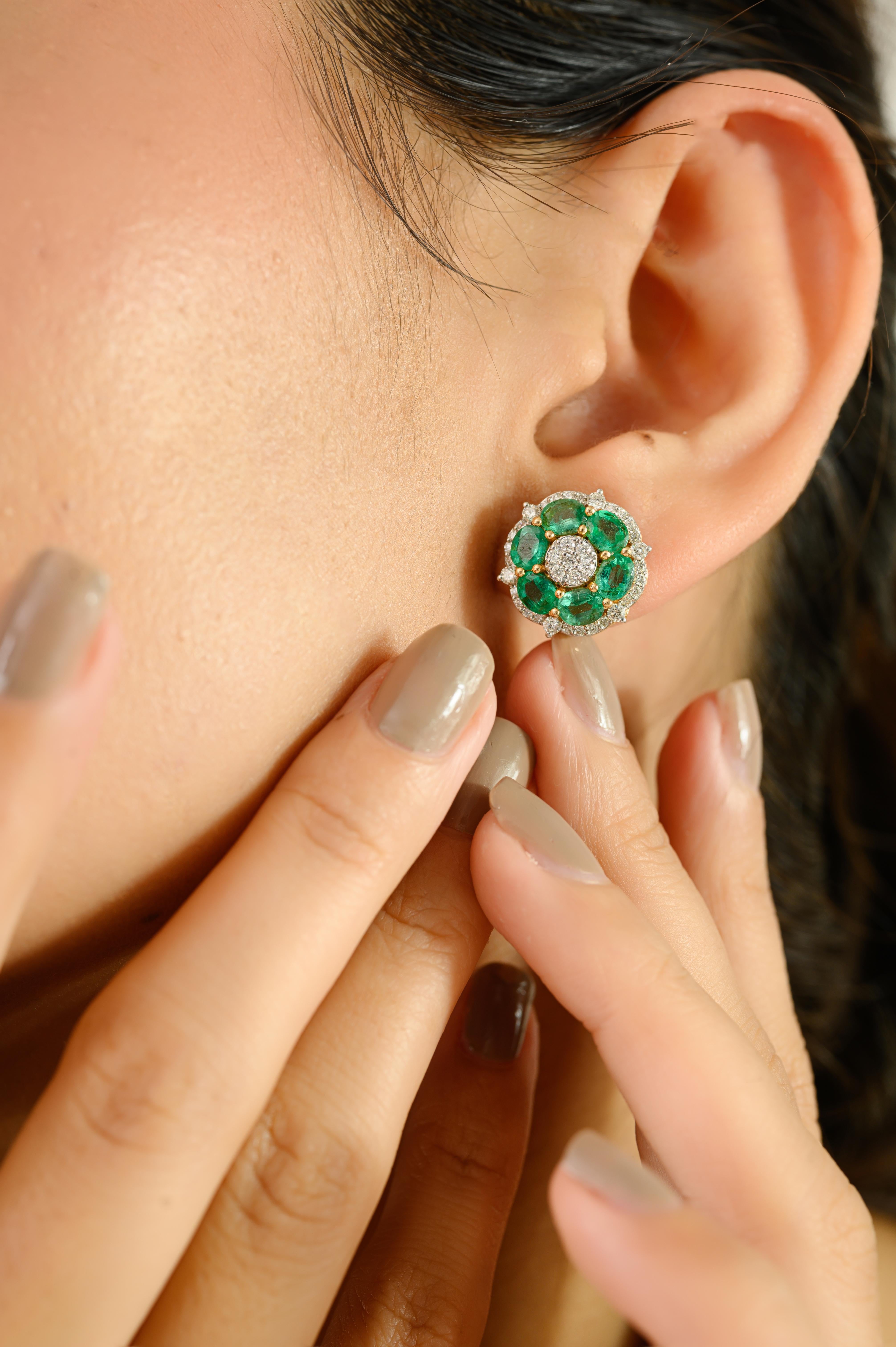 Orecchini con smeraldo e diamante a grappolo floreale in oro giallo 18 ct. in vendita 2
