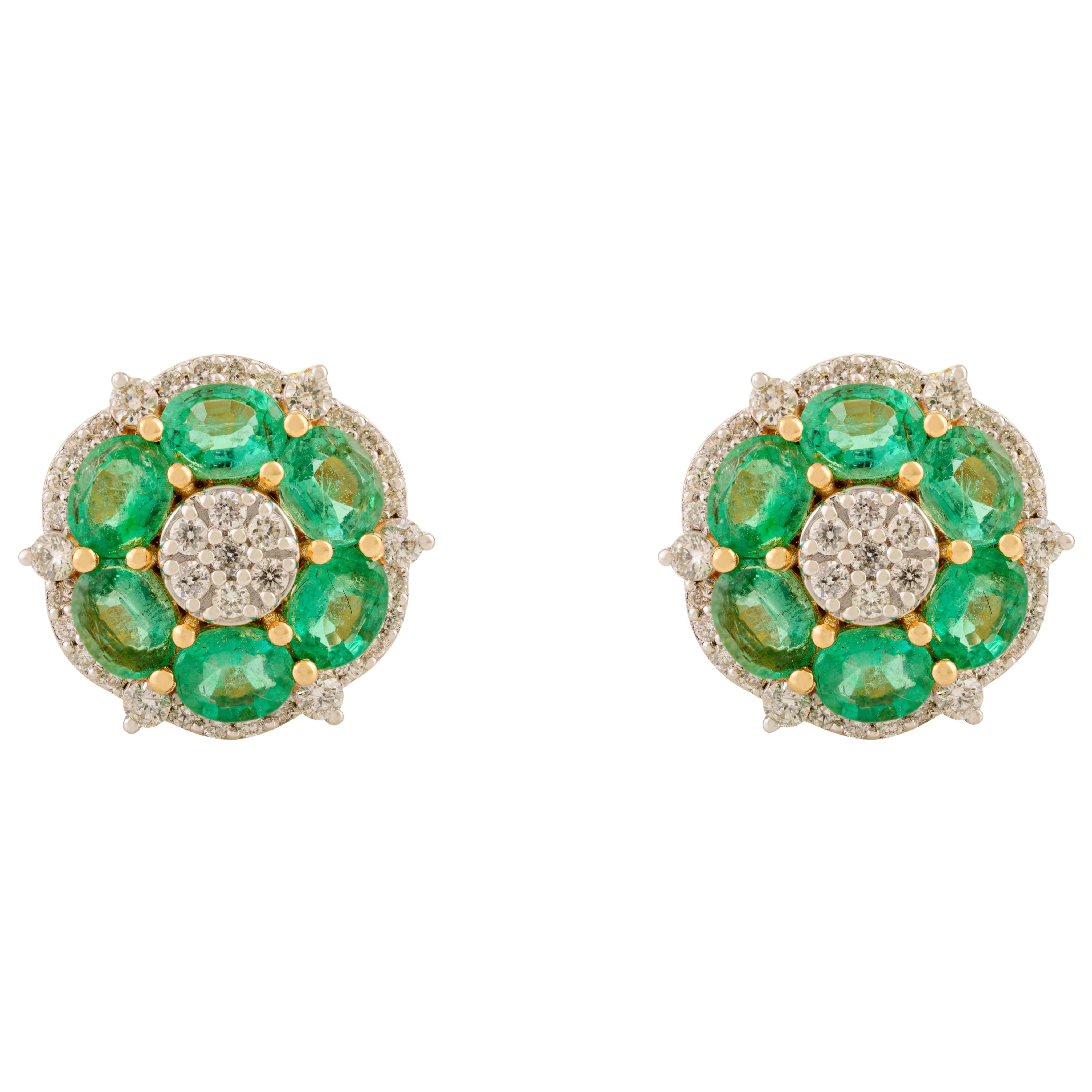 Orecchini con smeraldo e diamante a grappolo floreale in oro giallo 18 ct. in vendita