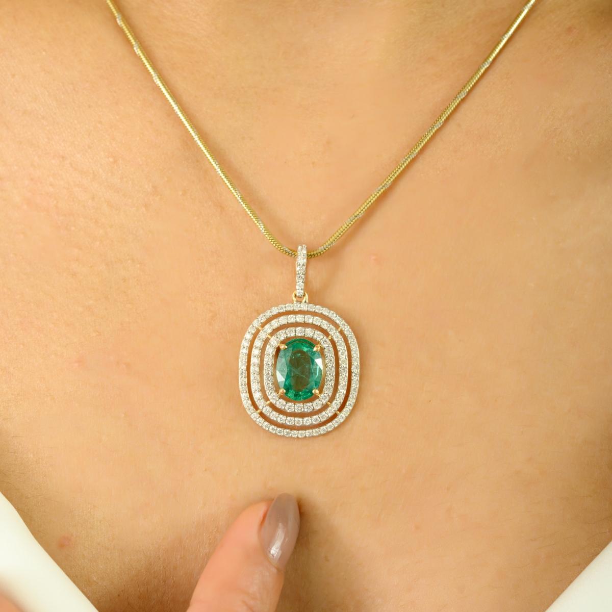 Taille ovale Pendentif en or jaune 18k avec émeraude et triple diamant Cadeau de luxe en vente