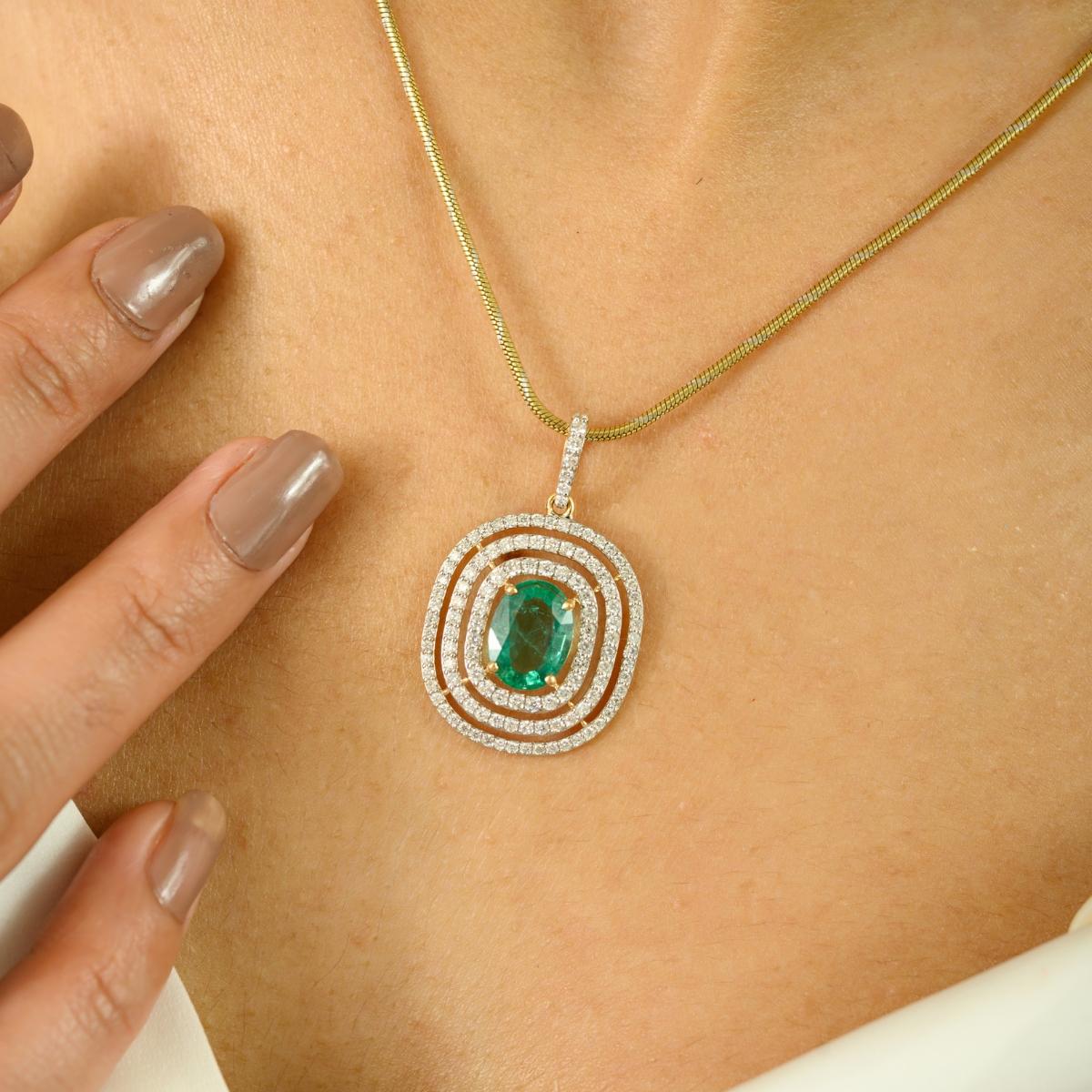 Pendentif en or jaune 18k avec émeraude et triple diamant Cadeau de luxe Pour femmes en vente