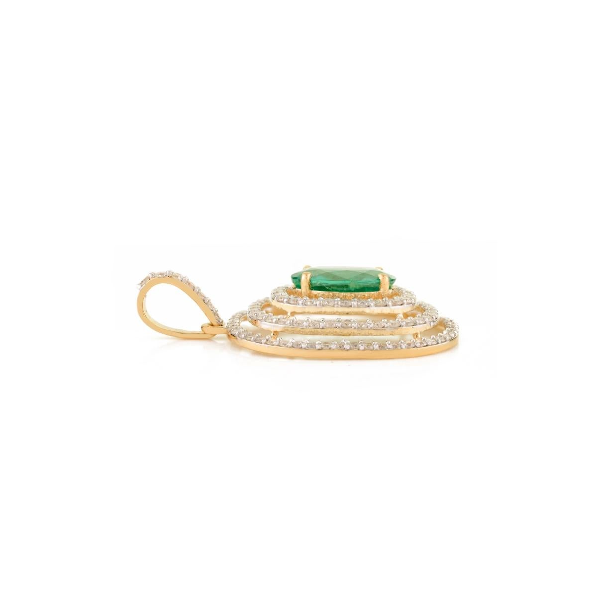 Pendentif en or jaune 18k avec émeraude et triple diamant Cadeau de luxe en vente 1