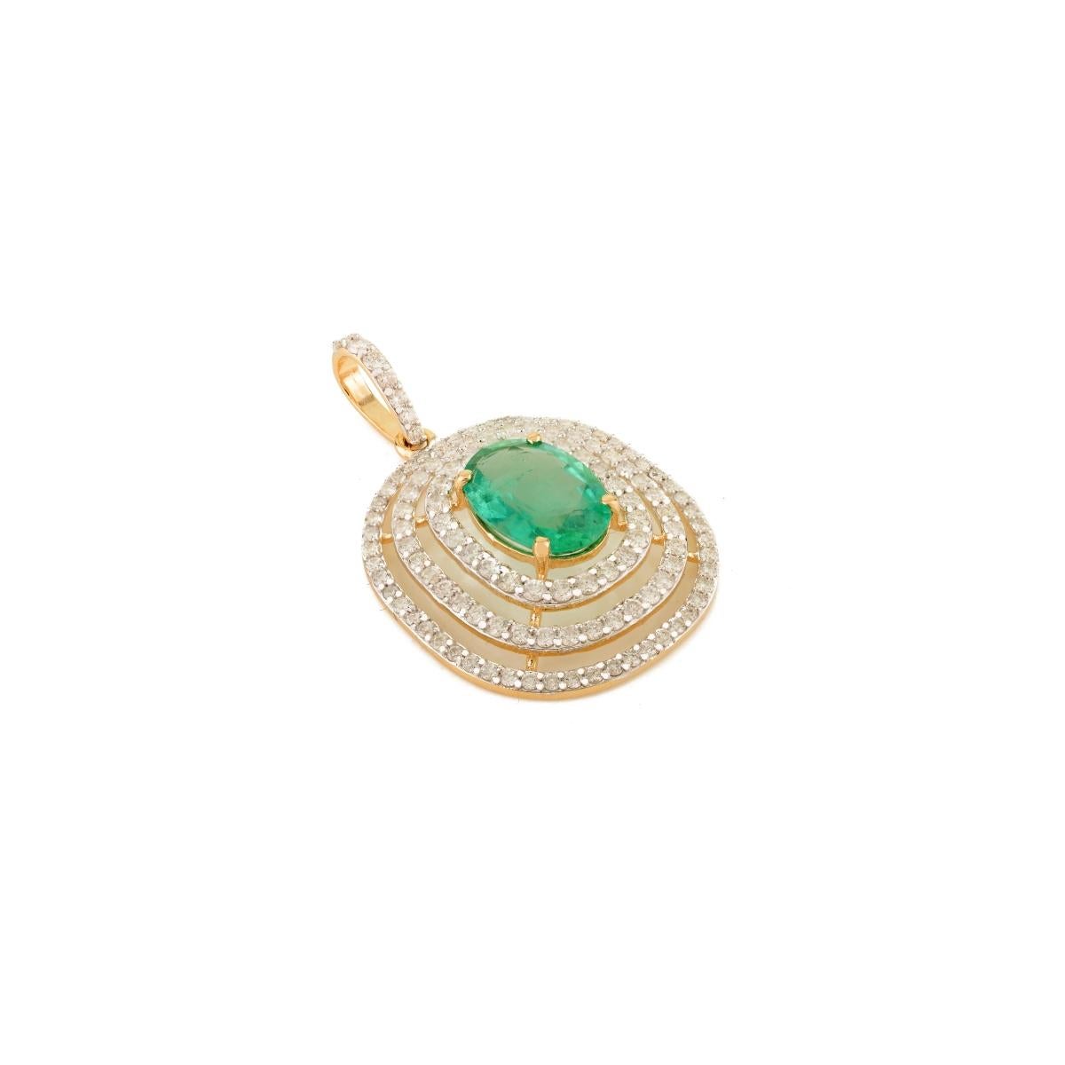 Pendentif en or jaune 18k avec émeraude et triple diamant Cadeau de luxe en vente 2