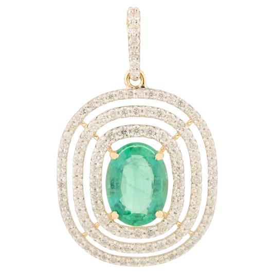 Colgante de Esmeralda y Triple Halo de Diamantes en Oro Amarillo de 18k Regalo de Lujo