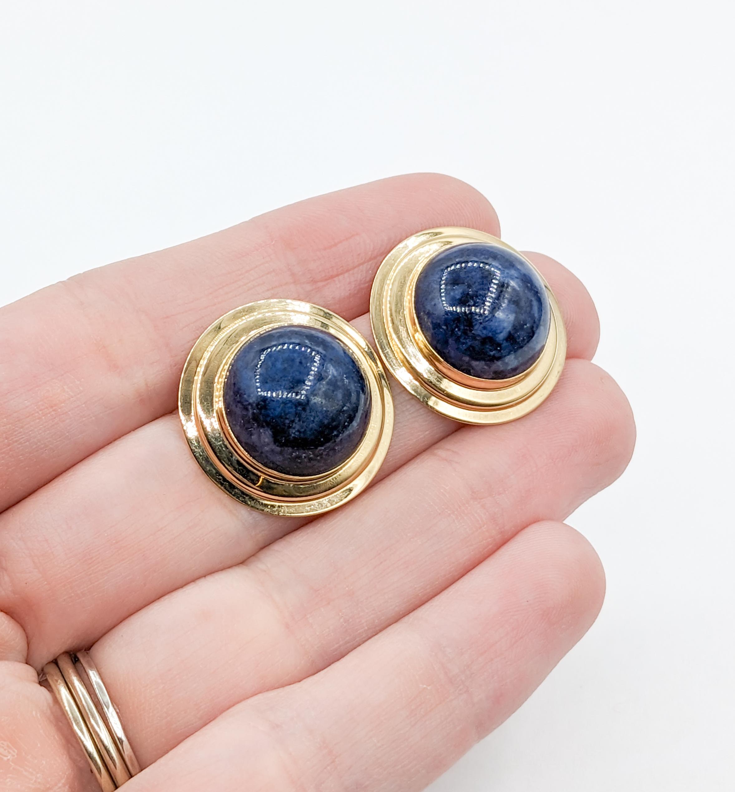 Statement Gold & Cabochon Lapis Clip On Ohrringe

Wir enthüllen unsere eleganten Ohrclips, eine Mischung aus klassischem Charme und moderner Finesse. Diese Ohrringe sind aus 14-karätigem Gelbgold gefertigt und mit einem 15 mm großen Lapis-Cabochon