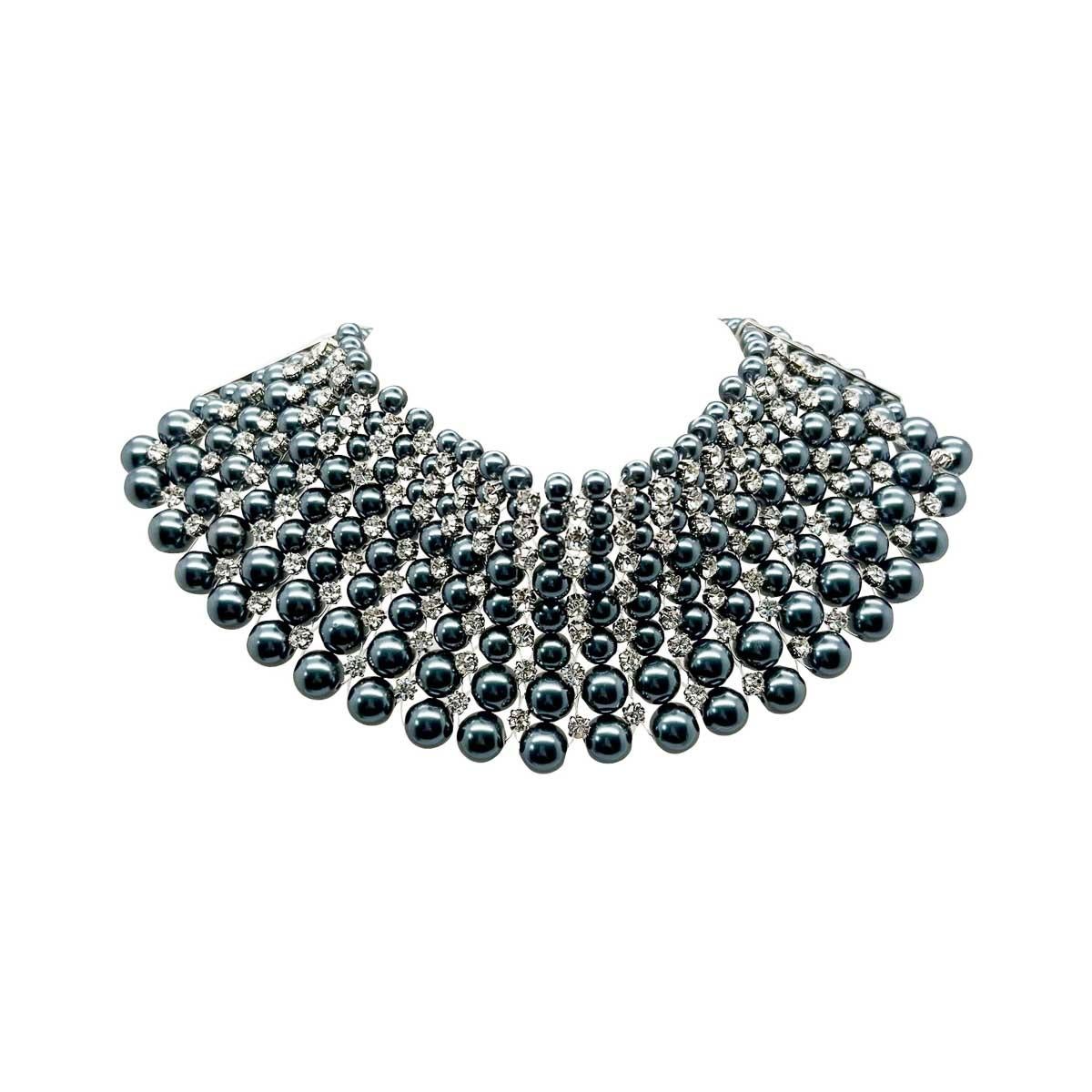 Llama la atención con esta gargantilla y puño de perlas grises y strass. Hileras e hileras de perlas de color gris azulado, casi con un toque de verde azulado intenso, se apilan para crear un diseño maravillosamente glamuroso. Salpicado de