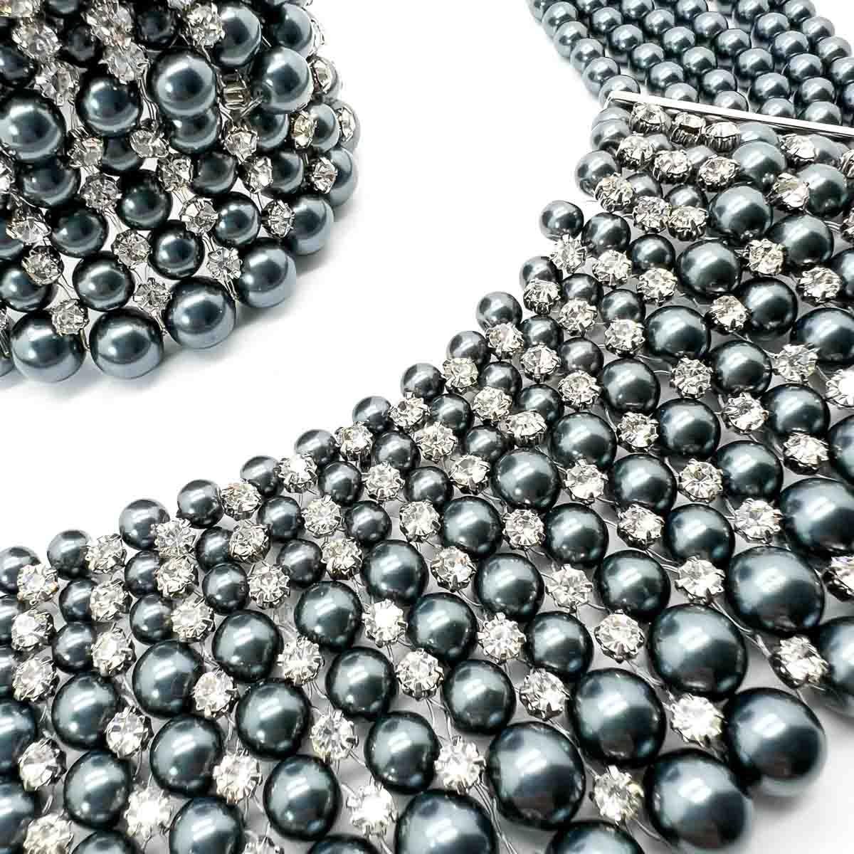 Gargantilla y brazalete de perlas grises y strass 2000s en venta 2