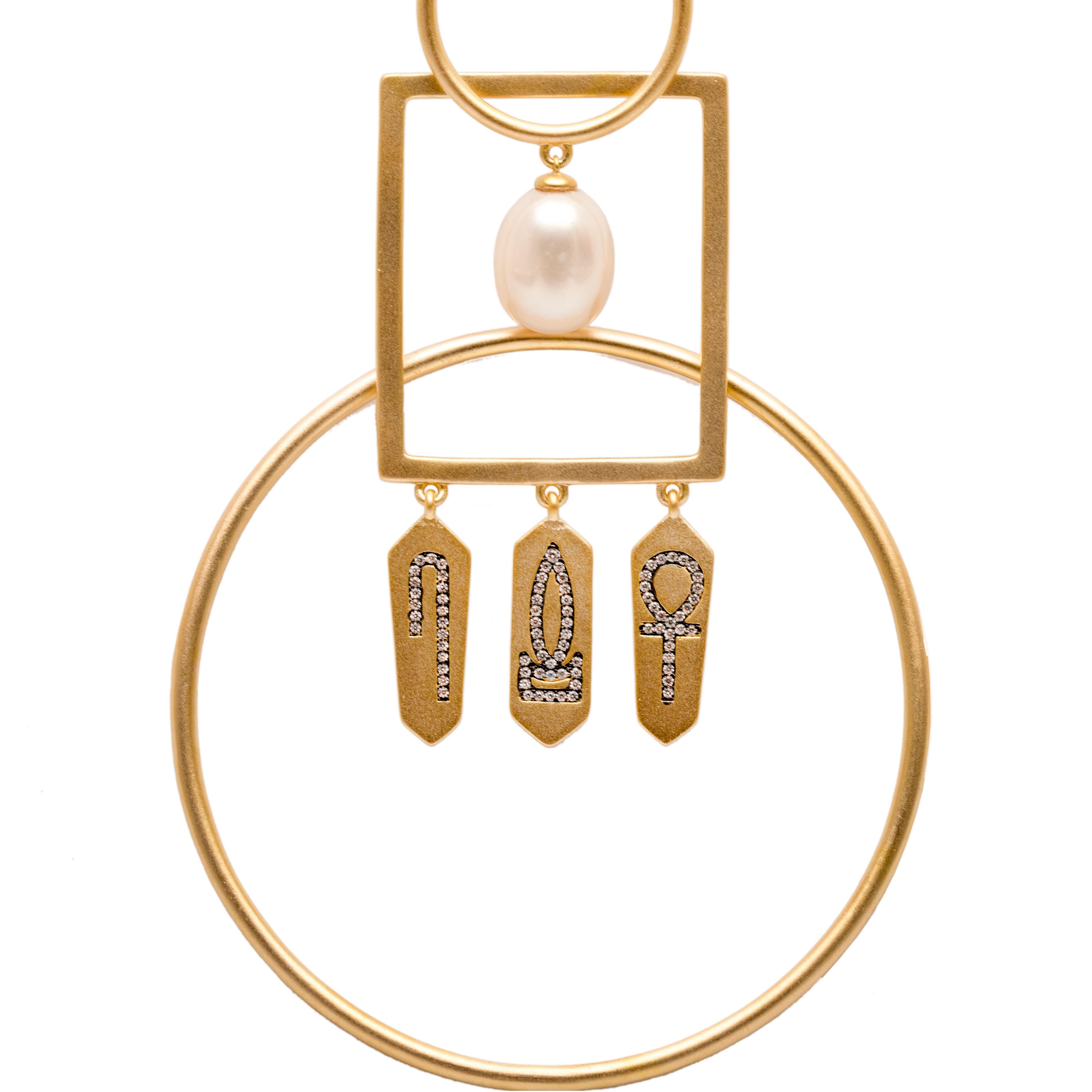 Neueste Ergänzung zu Ammaniis Malikat = Queens Sammlungen. Handgefertigte, miteinander verbundene Ohrringe mit Amuletten, die mit Hieroglyphenzeichen beschriftet sind, um Ihnen die Kraft des Lebens, der Gesundheit und des Wohlstands zu verleihen.