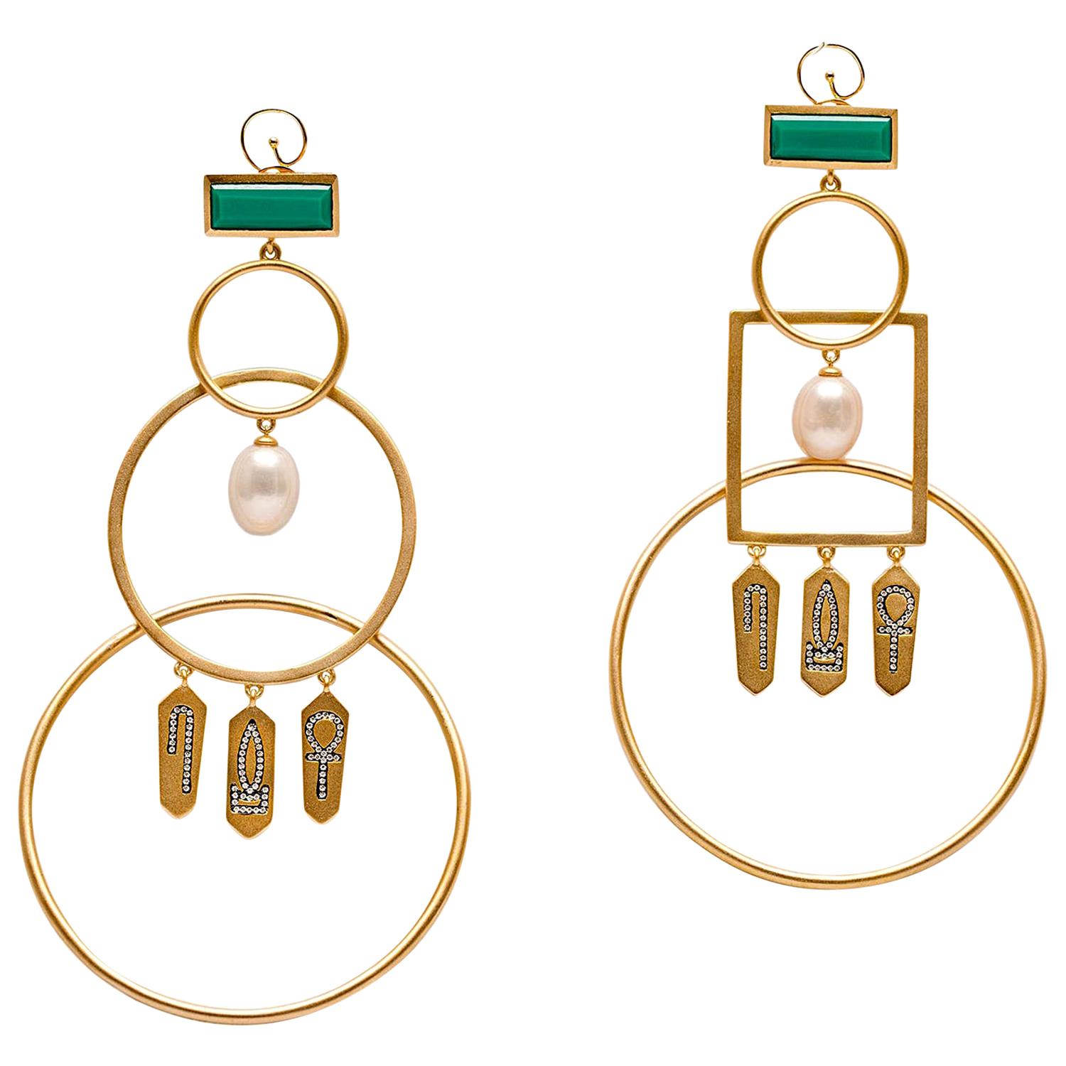 Boucles d'oreilles avec amulettes hiéroglyphiques en or Vermeil en vente