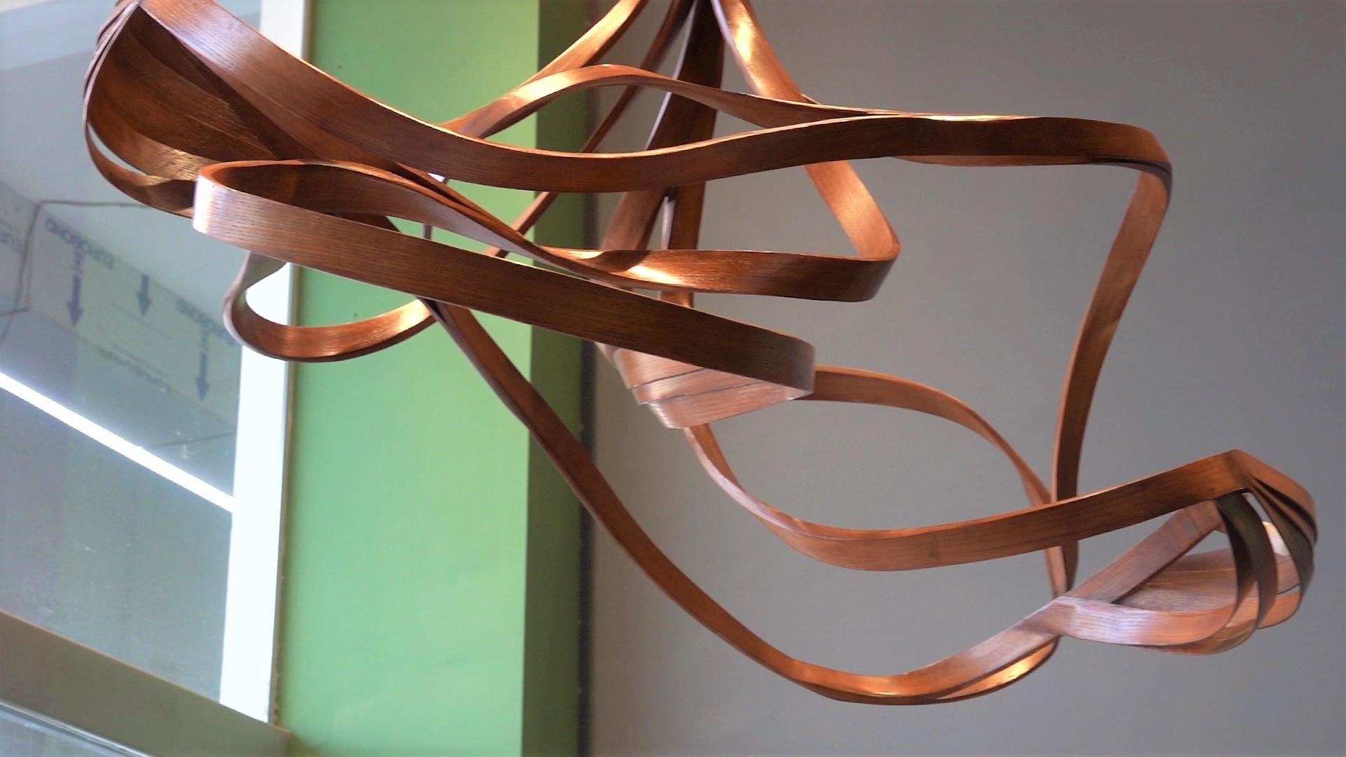 Statement Lighting, Lustre abstrait en bois courbé par Raka Studio Neuf - En vente à Cape Girardeau, MO