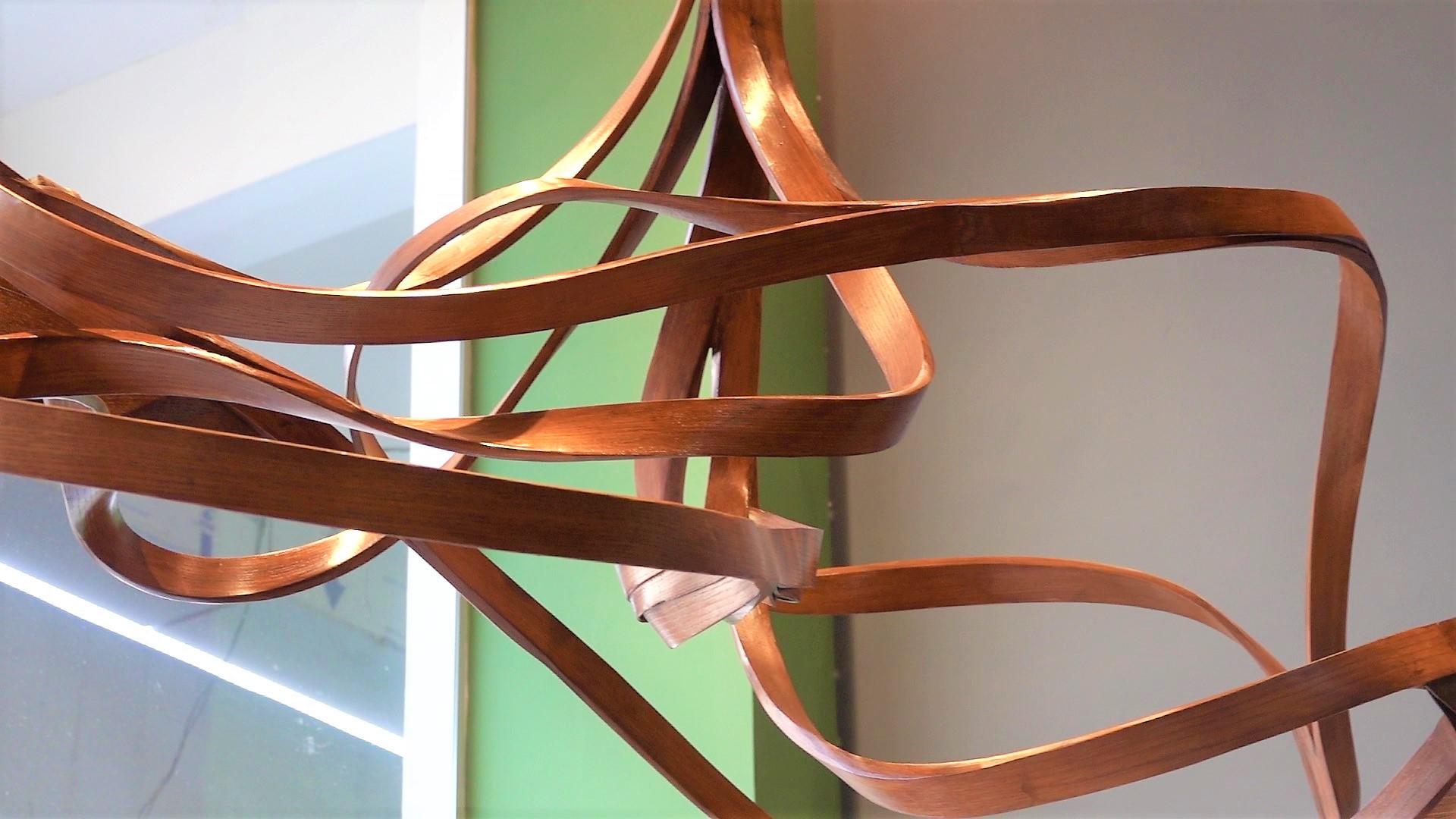 XXIe siècle et contemporain Statement Lighting, Lustre abstrait en bois courbé par Raka Studio en vente