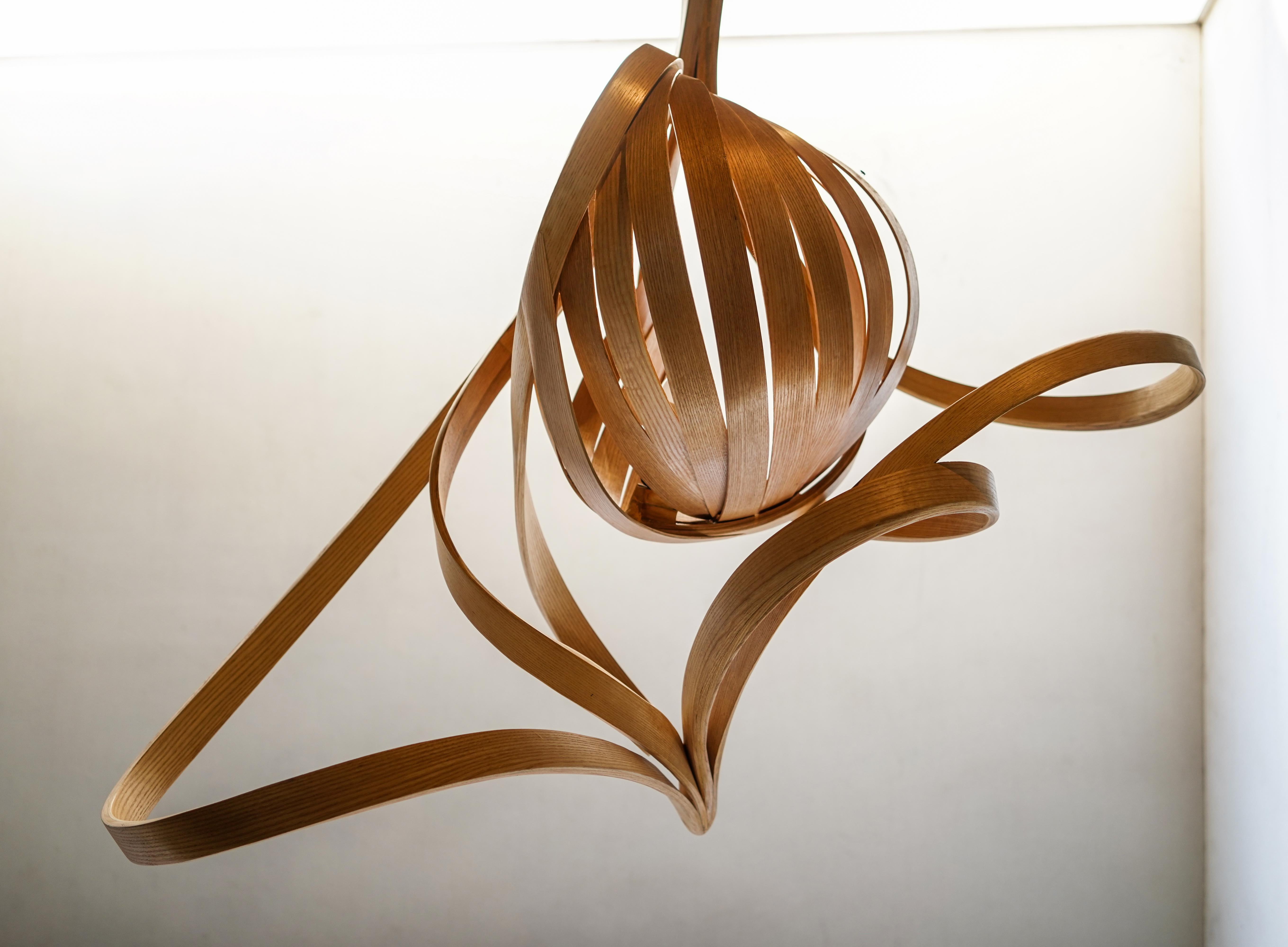 Inconnu Luminaires d'exception, lustre sculptural en bois cintré de Raka Studio en vente