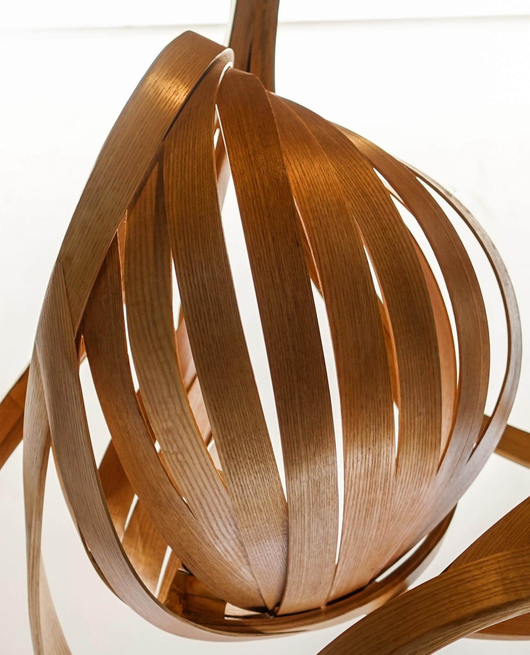 XXIe siècle et contemporain Luminaires d'exception, lustre sculptural en bois cintré de Raka Studio en vente