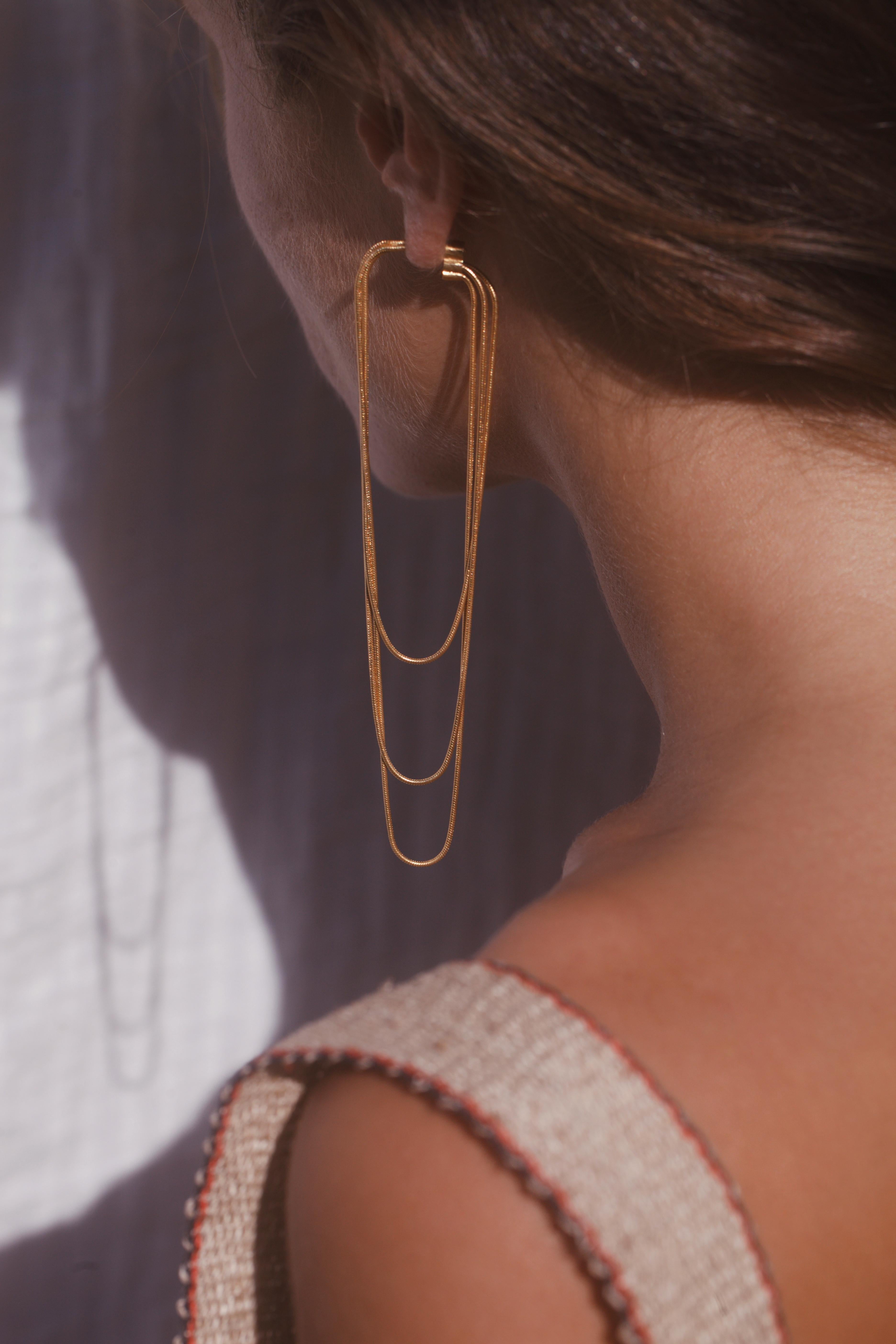 18 carat-gold plated silver earrings that offer a feminime and modern look.  The movement of the snake chain adds a strong liquid effect that compliments your style. 

All of our earrings have 10 K posts to avoid allergies.

This design is part of