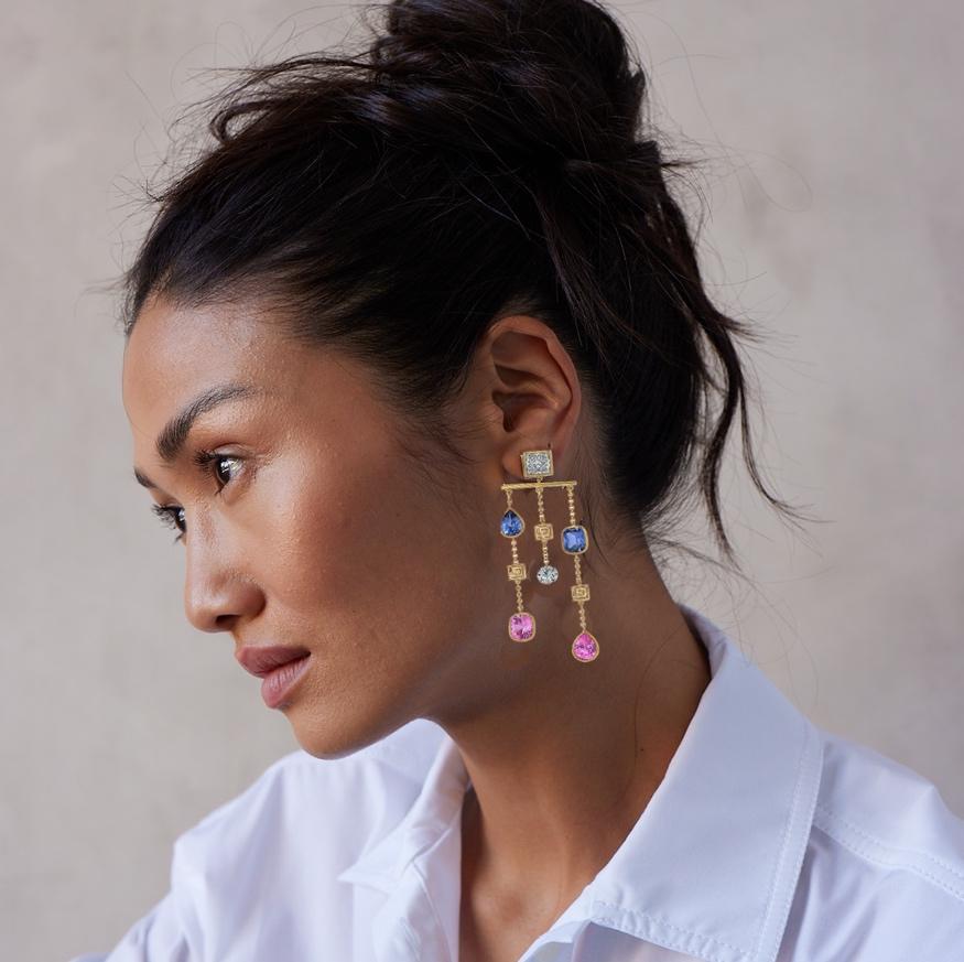 Gli orecchini Roxy - Due diamanti antichi certificati GIA da 2,5 carati taglio Carré che scendono fino a oltre 1 carato di zaffiri rosa e blu taglio cuscino - peso totale degli zaffiri 4,40 carati. Al centro degli orecchini pendenti ci sono due