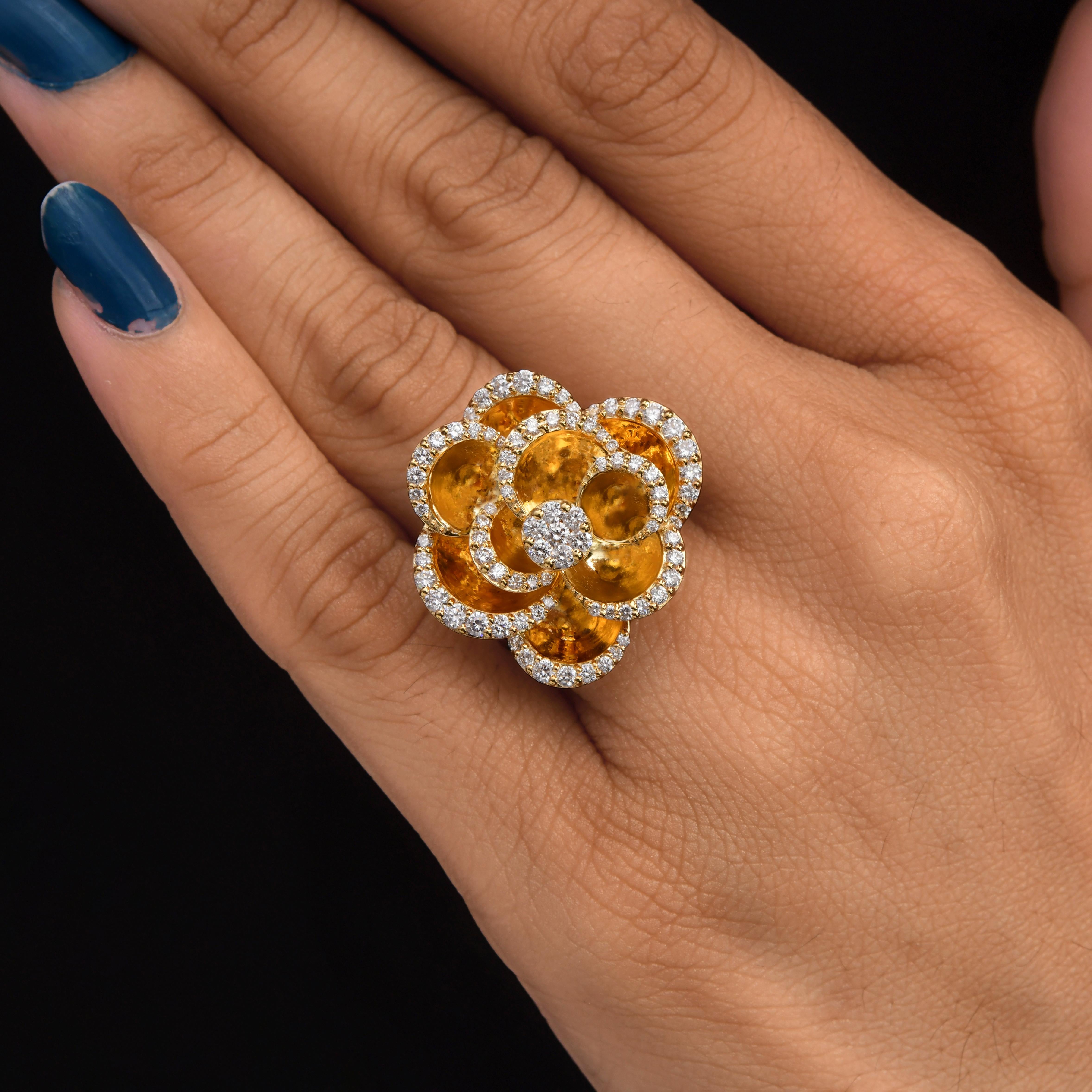 En venta: Anillo de cóctel con flor de diamante natural de 1,19 quilates SI/H y oro amarillo de 14k  4