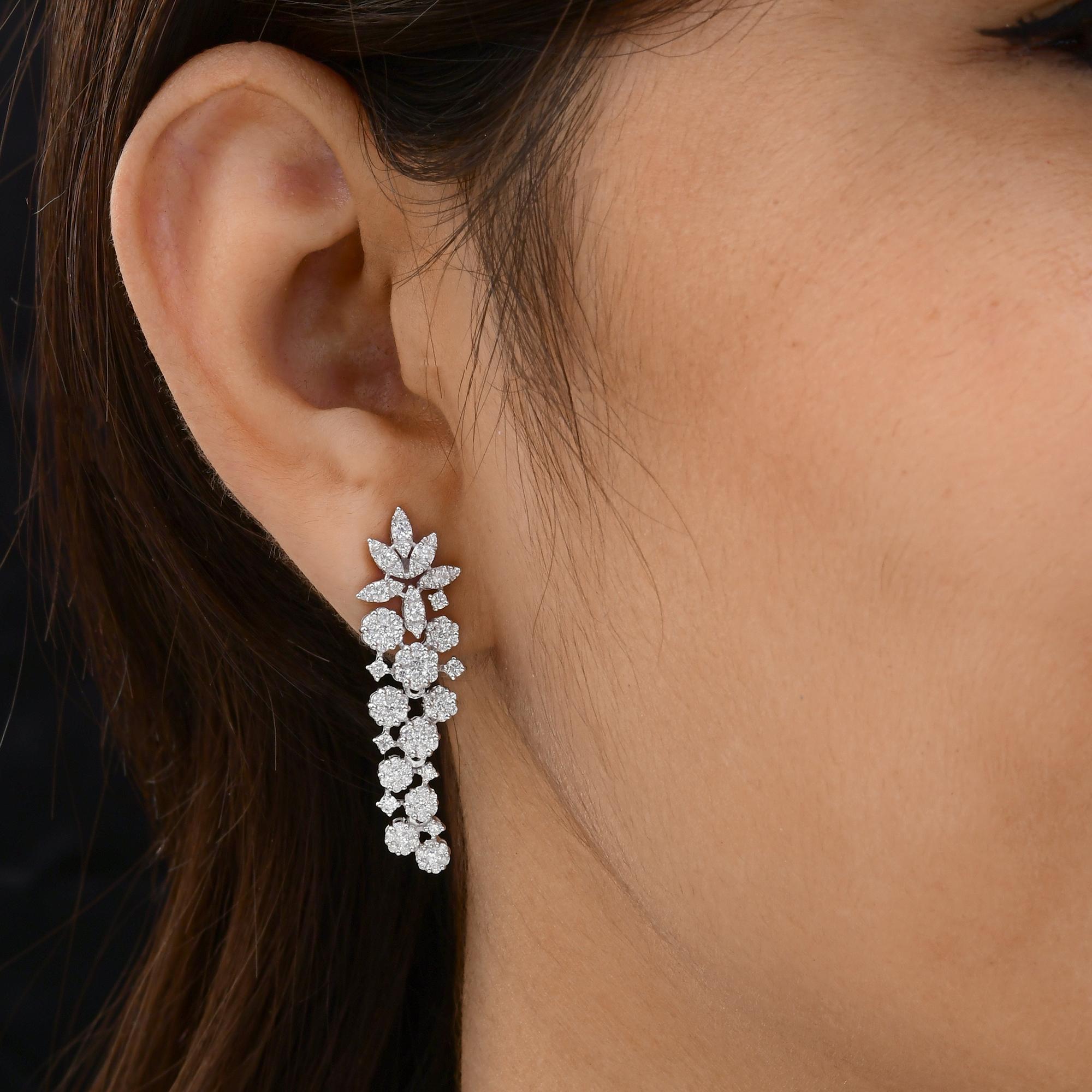 Statement Natural 2.25Ct Diamond Floral Cascade Dangle Drop Earrings 14K Gold.
Diese Ohrringe zeichnen sich durch eine atemberaubende Blumenpracht an der Spitze aus, die mit verschlungenen marquise- und rundförmigen Fassungen eine blühende