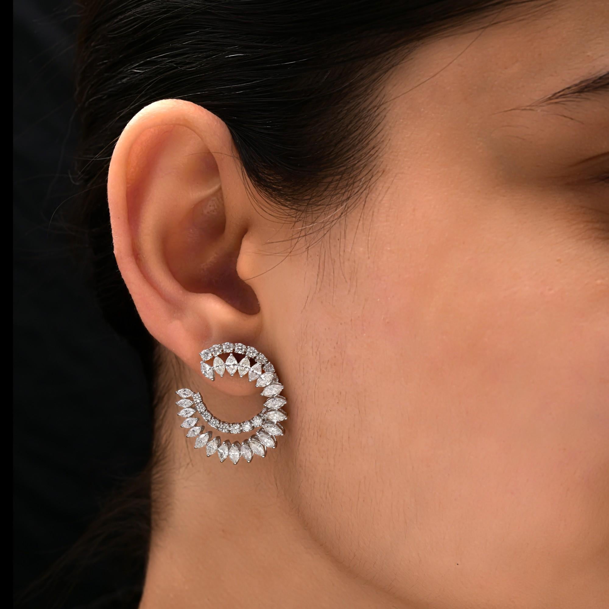 Pendientes de aro abierto con diamantes naturales de 4,07 quilates y oro blanco de 14 quilates.
Los diamantes son un símbolo universal de eternidad, fuerza y elegancia, un regalo perfecto para conmemorar hitos o celebrar logros personales. Con un