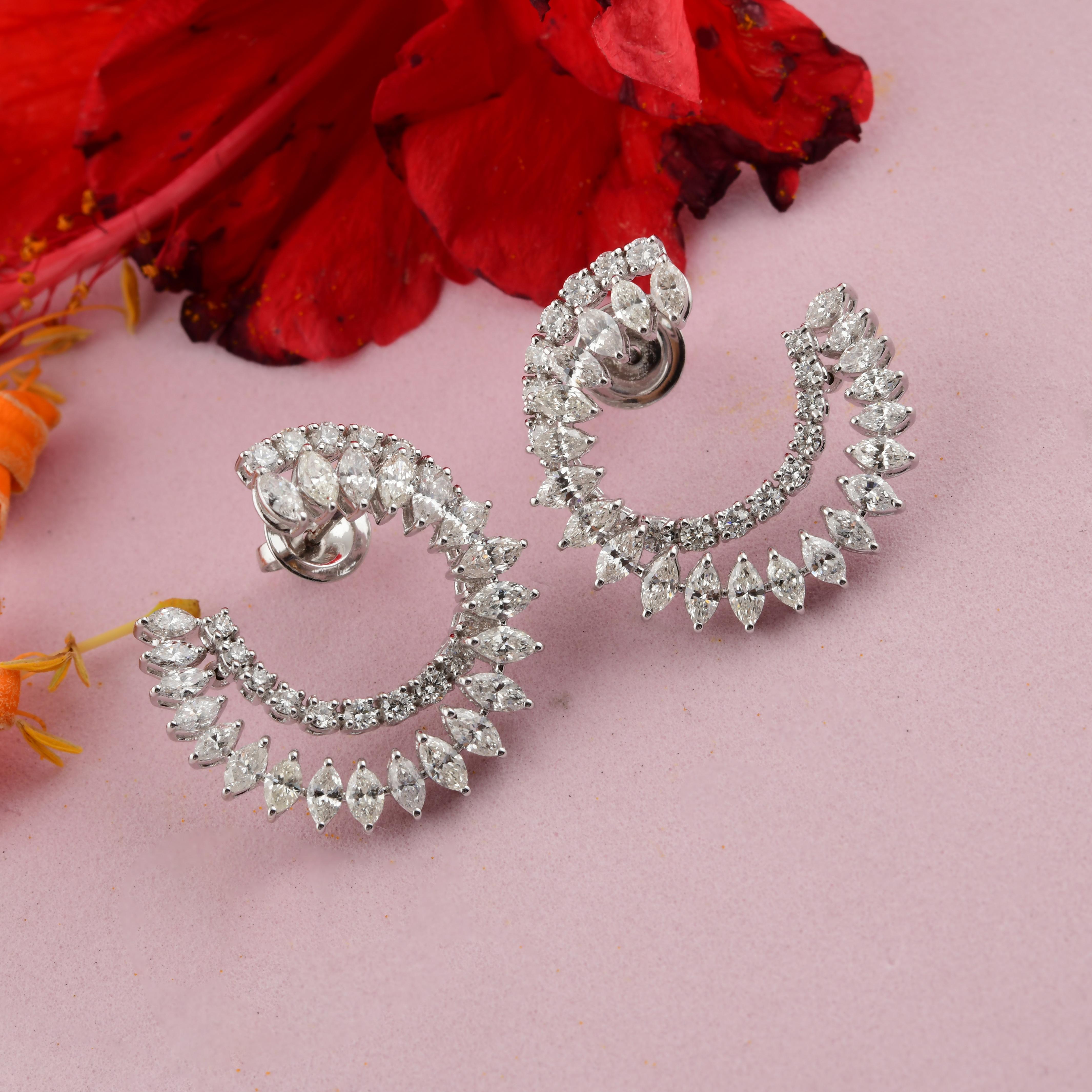 Pendientes de aro abiertos con diamantes naturales de 4,07 quilates y oro blanco de 14 quilates Moderno en venta