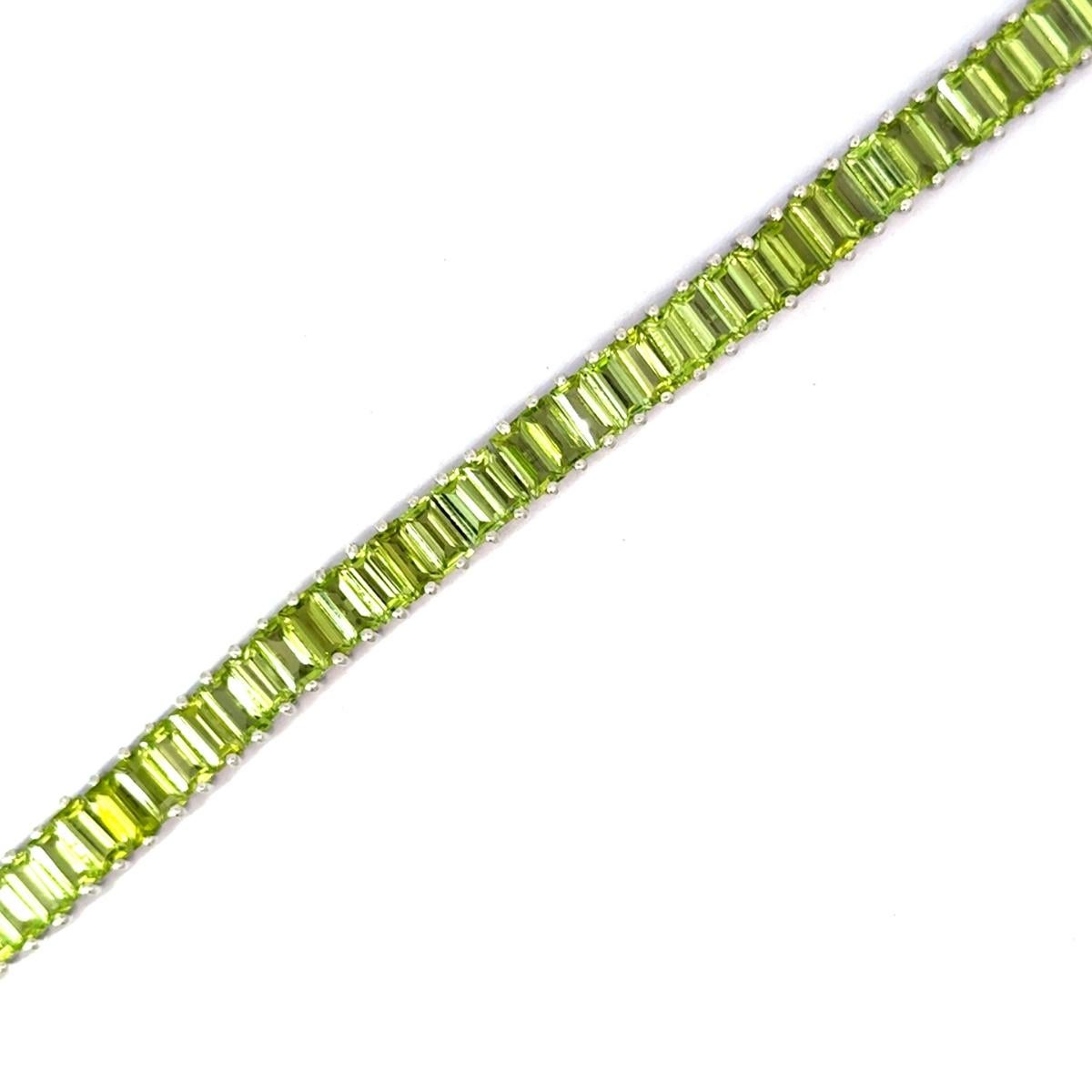 Art Déco Bracciale tennis con peridoto verde taglio baguette naturale per la mamma in A. Silver in vendita