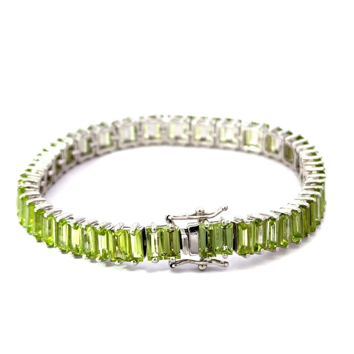 Taglio baguette Bracciale tennis con peridoto verde taglio baguette naturale per la mamma in A. Silver in vendita