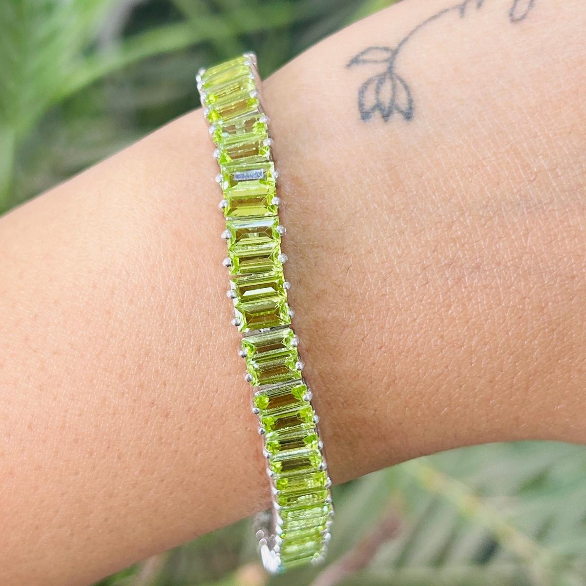 Bracciale tennis con peridoto verde taglio baguette naturale per la mamma in A. Silver In condizioni Nuovo in vendita a New York, NY