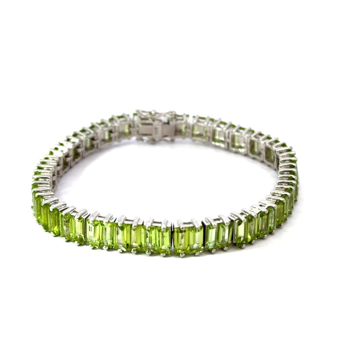 Donna Bracciale tennis con peridoto verde taglio baguette naturale per la mamma in A. Silver in vendita