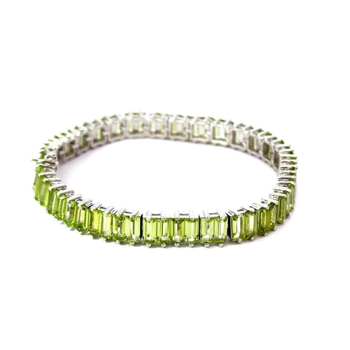 Bracciale tennis con peridoto verde taglio baguette naturale per la mamma in A. Silver in vendita 1