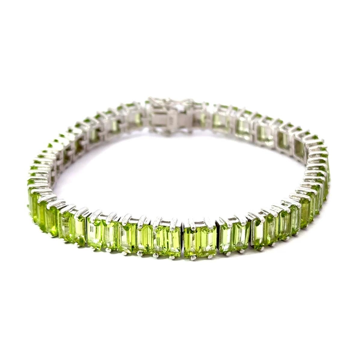 Bracciale tennis con peridoto verde taglio baguette naturale per la mamma in A. Silver in vendita 2