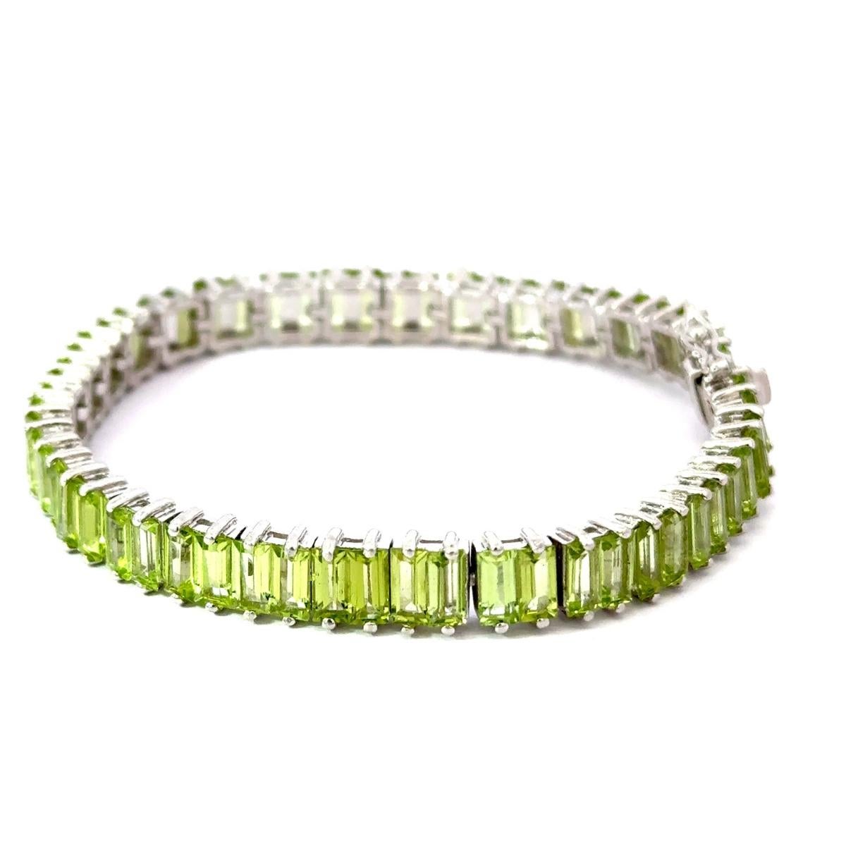 Bracciale tennis con peridoto verde taglio baguette naturale per la mamma in A. Silver in vendita 3