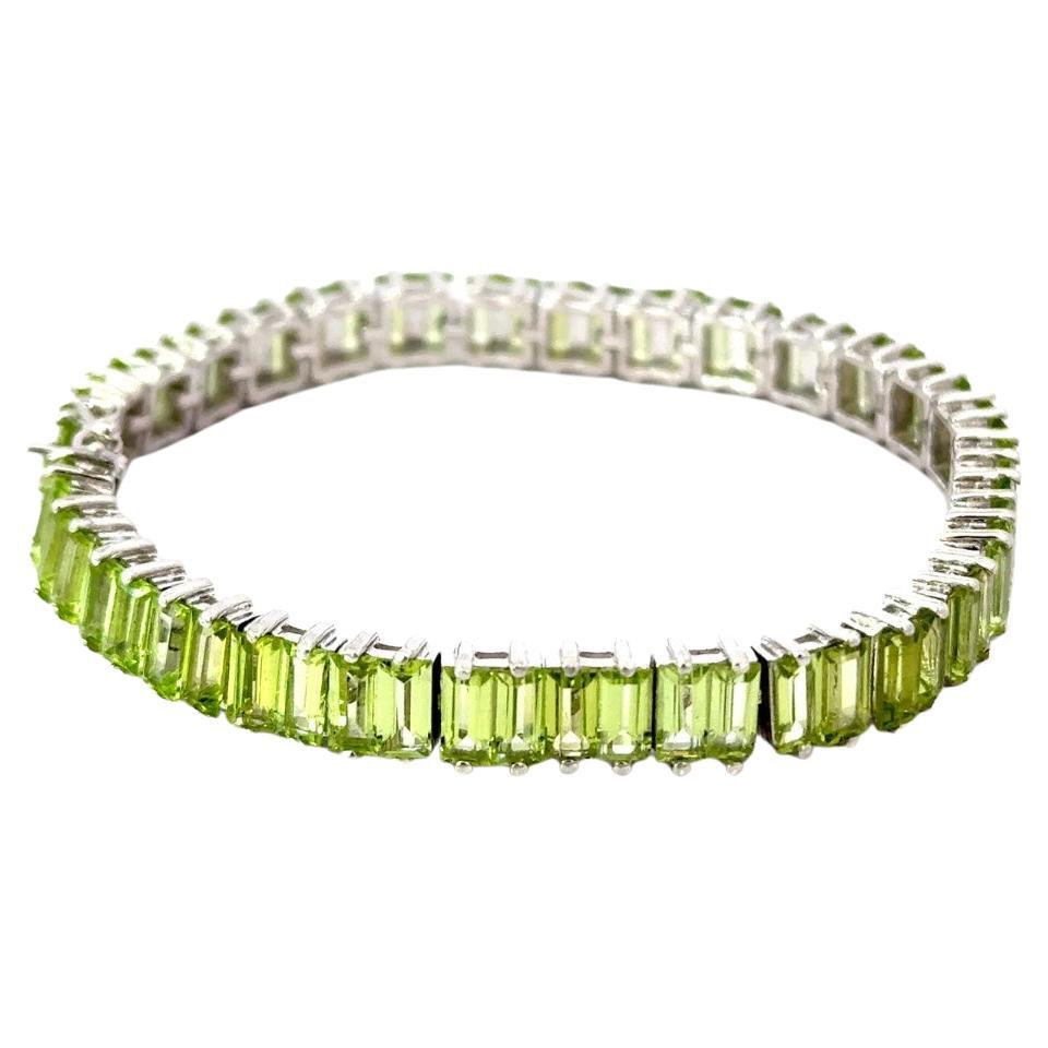 Bracciale tennis con peridoto verde taglio baguette naturale per la mamma in A. Silver in vendita