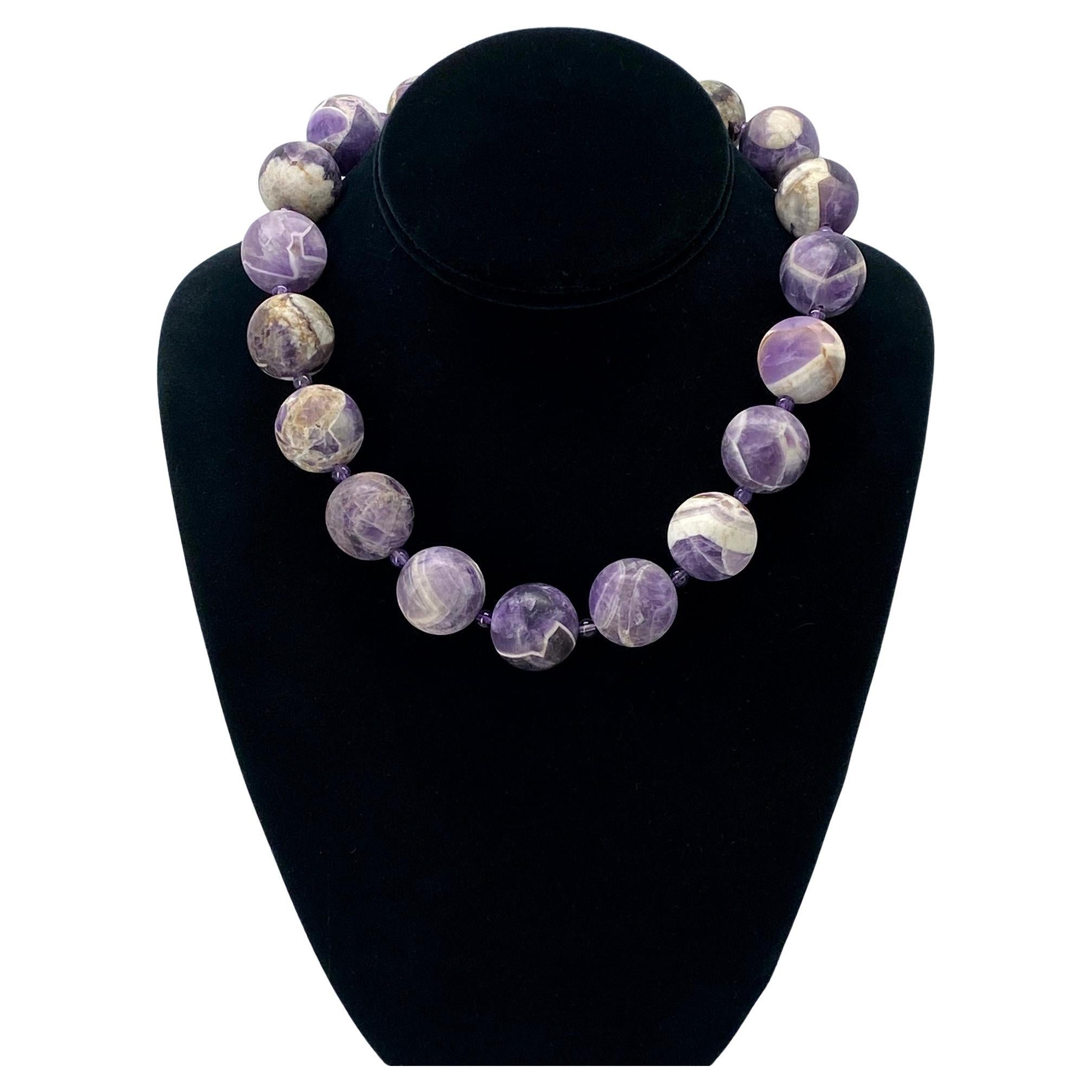 Artigiano Collana dichiarativa con pietra di ametista e chiusura a scatola in argento sterling in vendita