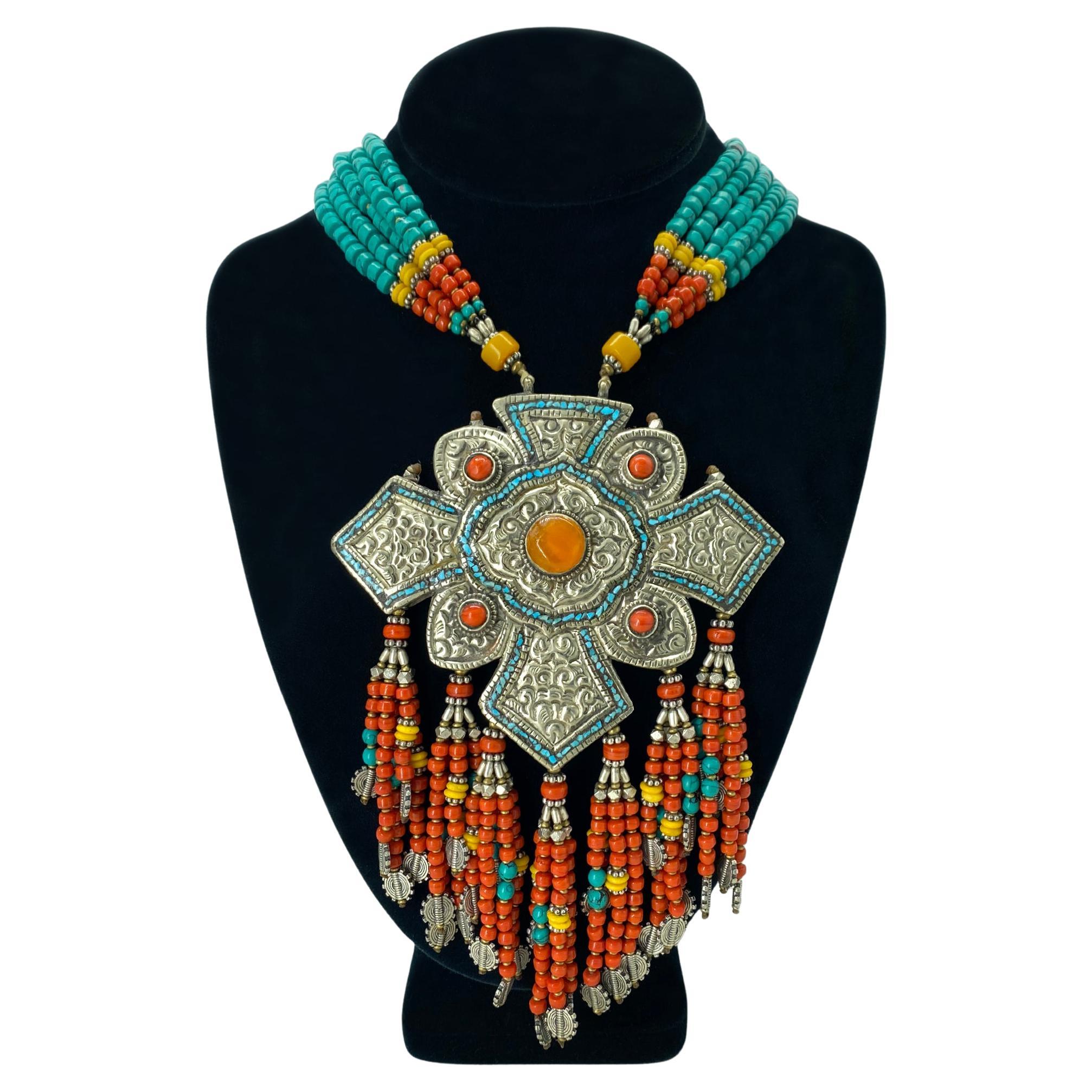 Artigiano Collana con placca del Nepal e frange di perline in vendita