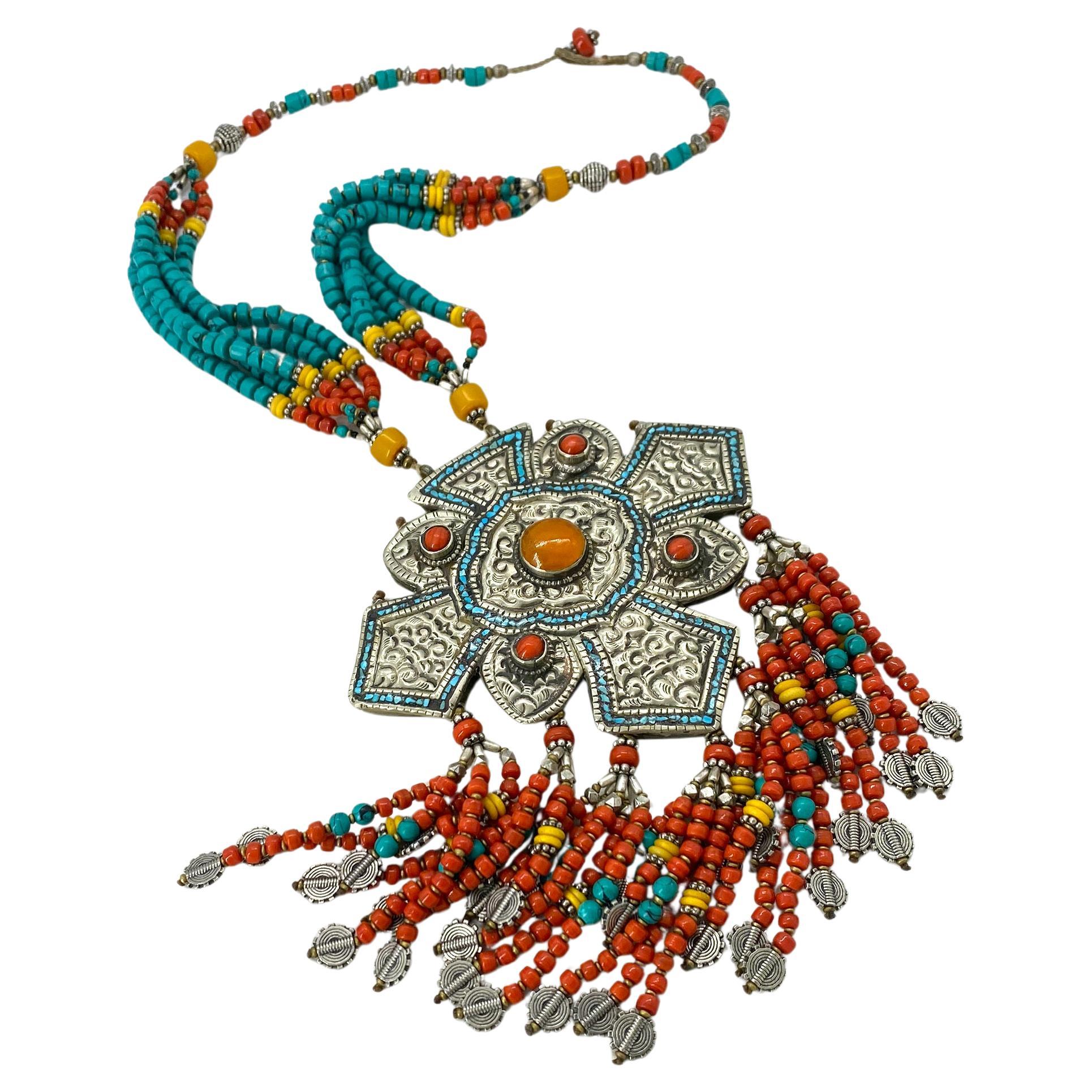 Donna Collana con placca del Nepal e frange di perline in vendita