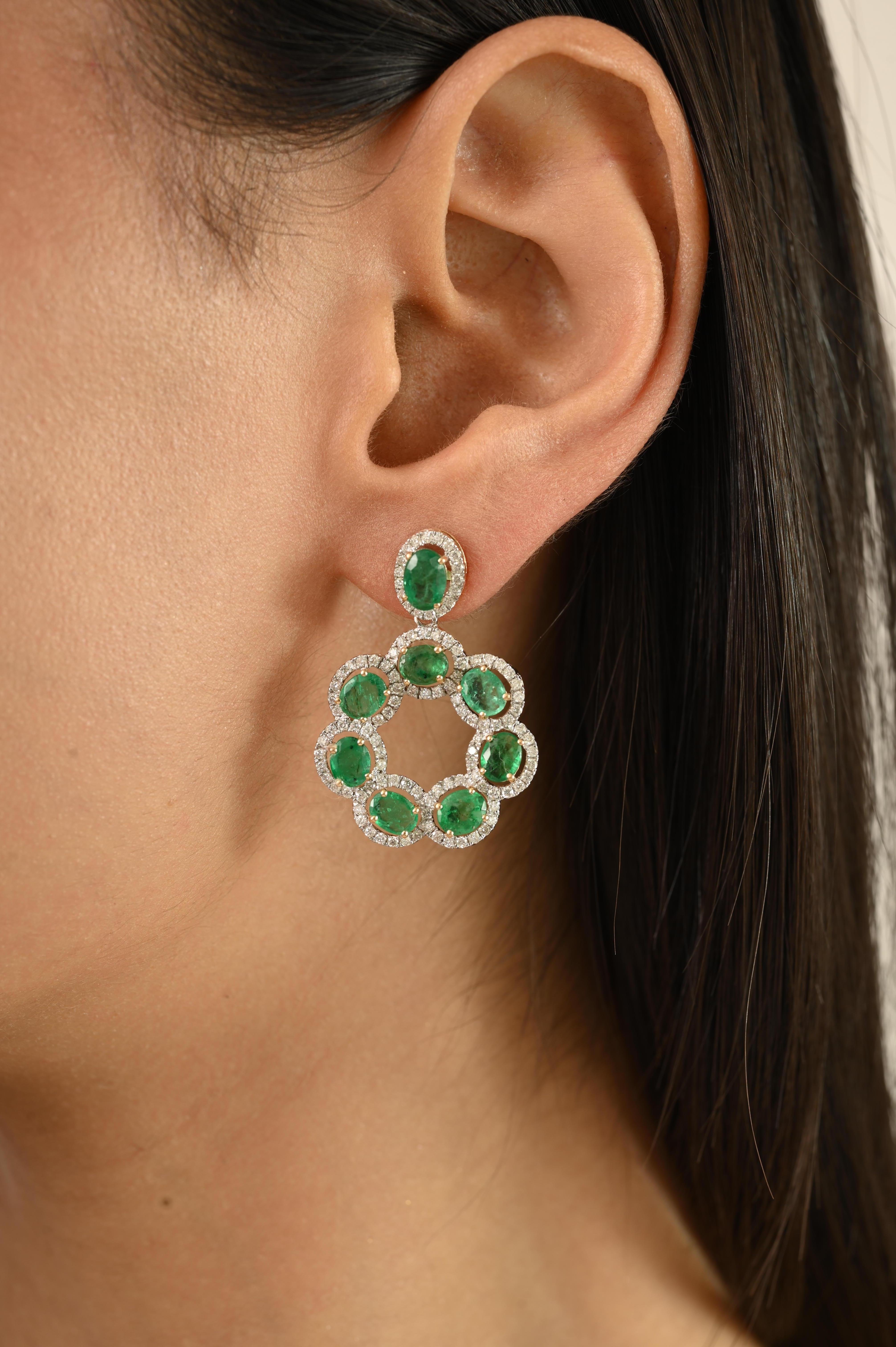 Boucles d'oreilles chandelier en or jaune 18k avec émeraude ovale et halo de diamants en vente 4