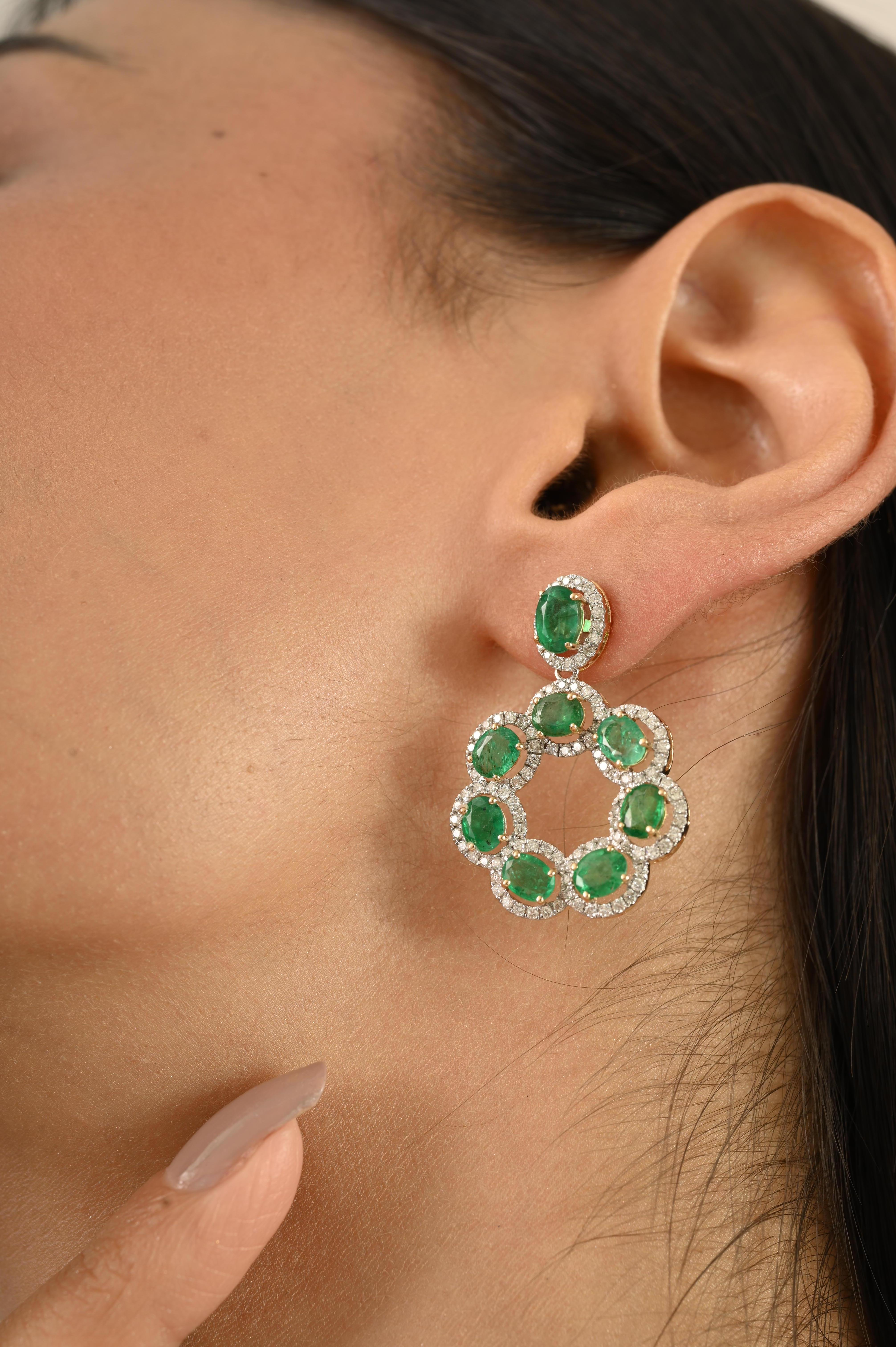 Ces boucles d'oreilles exquises en forme de chandelier, méticuleusement réalisées en or jaune 18 carats, feront sensation. Chaque boucle d'oreille présente un arrangement captivant d'émeraudes vertes luxuriantes totalisant 5,63 carats, leur teinte