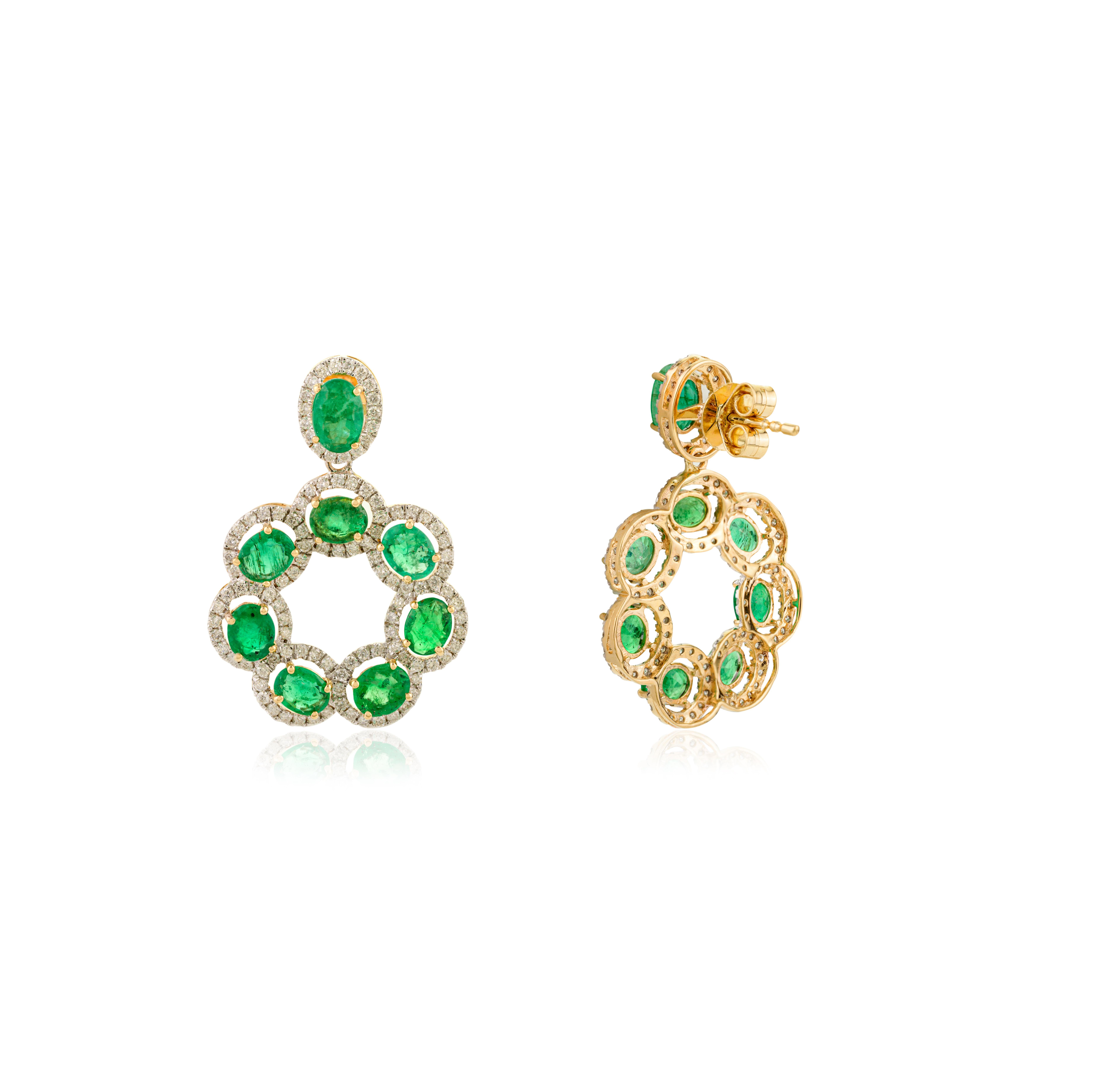 Moderne Boucles d'oreilles chandelier en or jaune 18k avec émeraude ovale et halo de diamants en vente