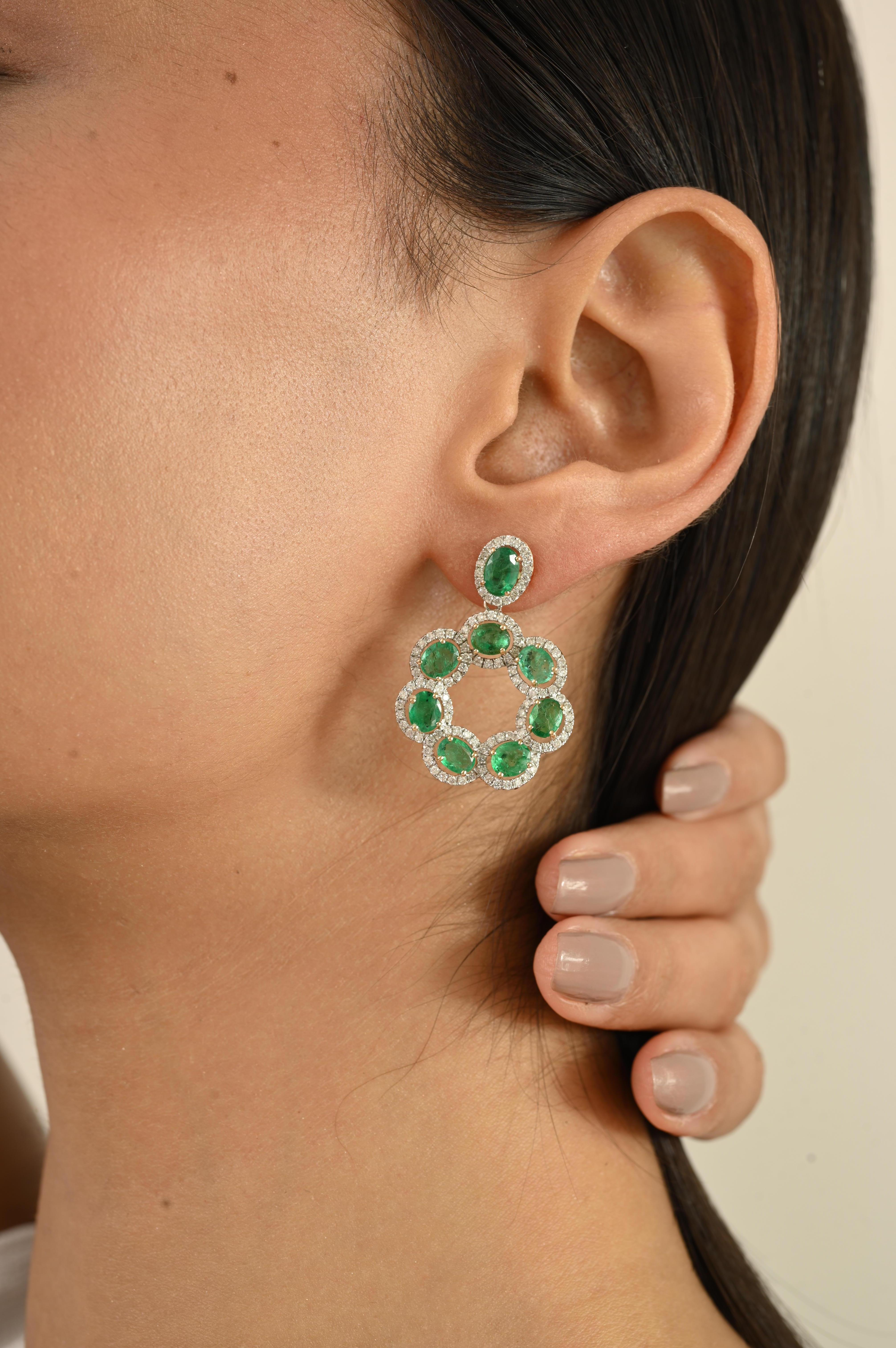 Taille ovale Boucles d'oreilles chandelier en or jaune 18k avec émeraude ovale et halo de diamants en vente