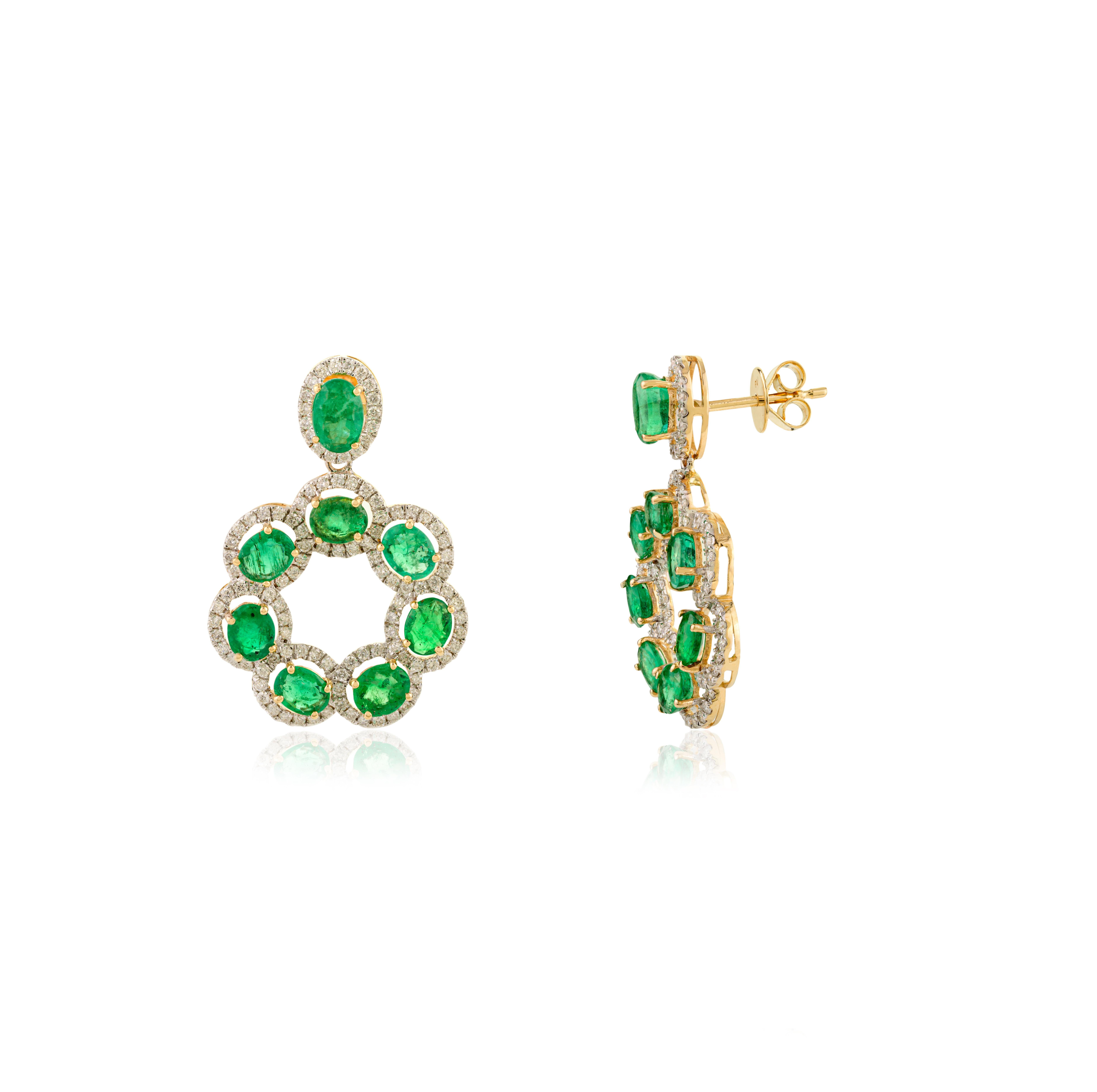 Boucles d'oreilles chandelier en or jaune 18k avec émeraude ovale et halo de diamants Neuf - En vente à New York, NY