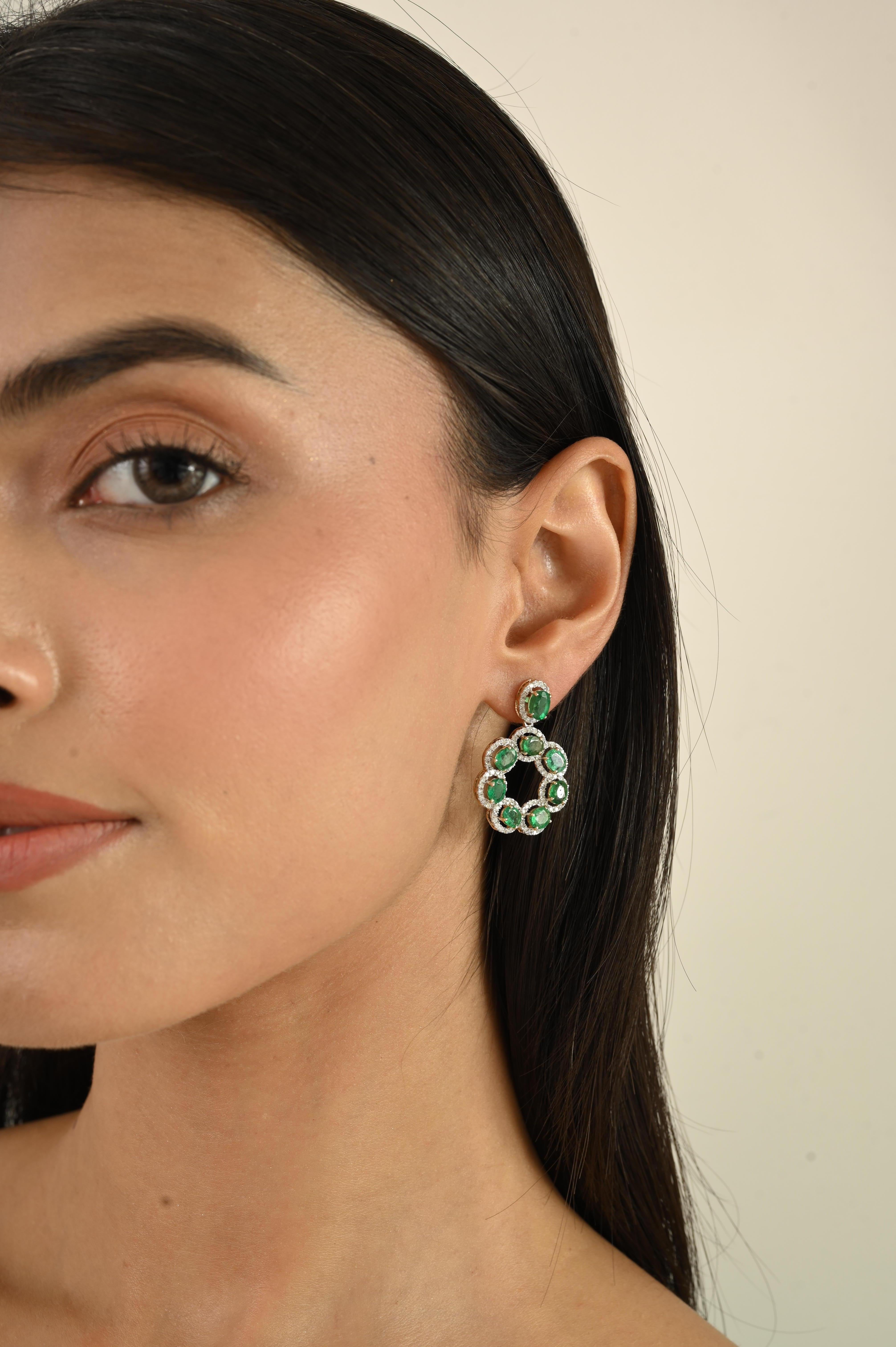 Boucles d'oreilles chandelier en or jaune 18k avec émeraude ovale et halo de diamants Pour femmes en vente