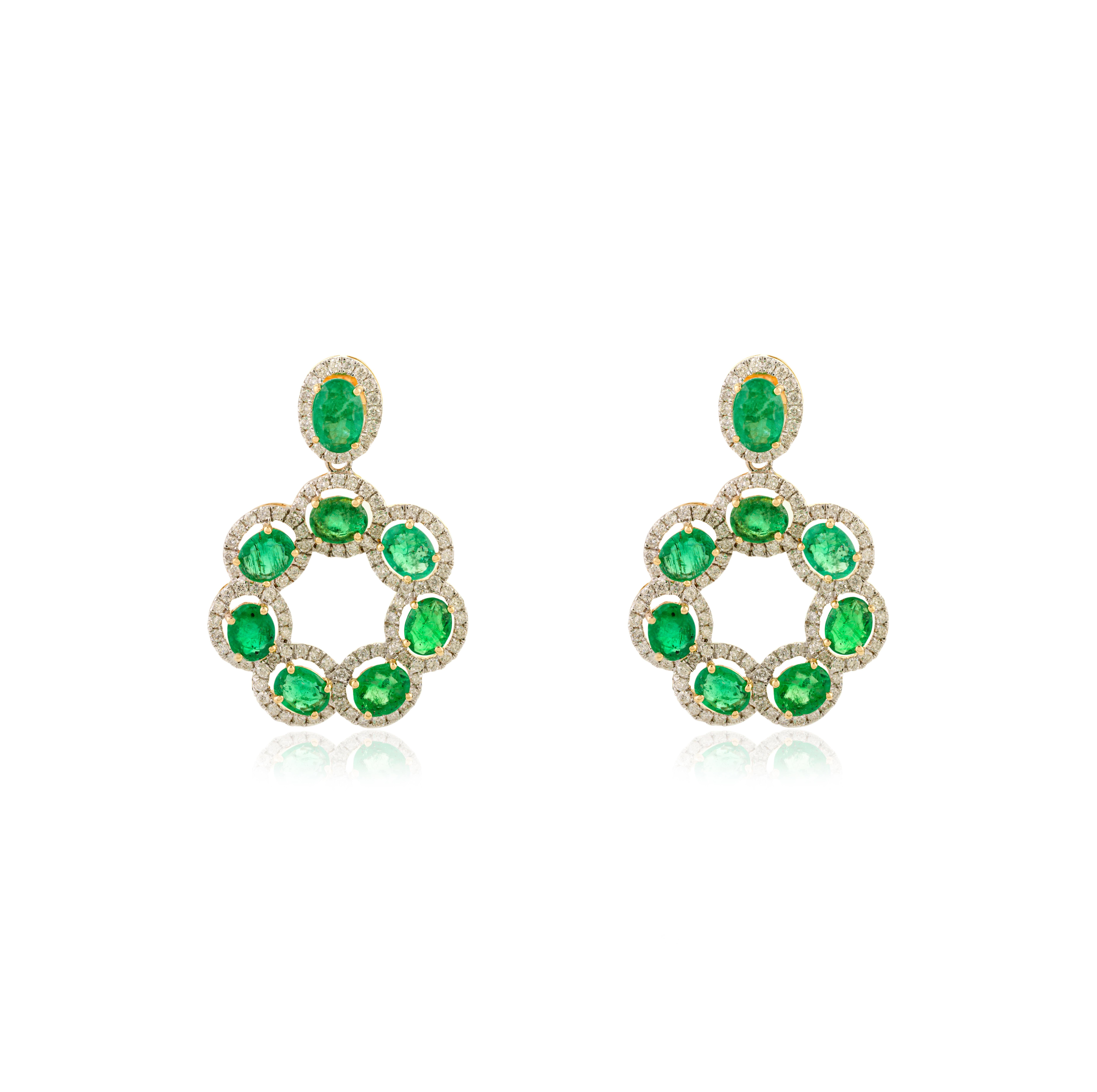 Boucles d'oreilles chandelier en or jaune 18k avec émeraude ovale et halo de diamants en vente 1