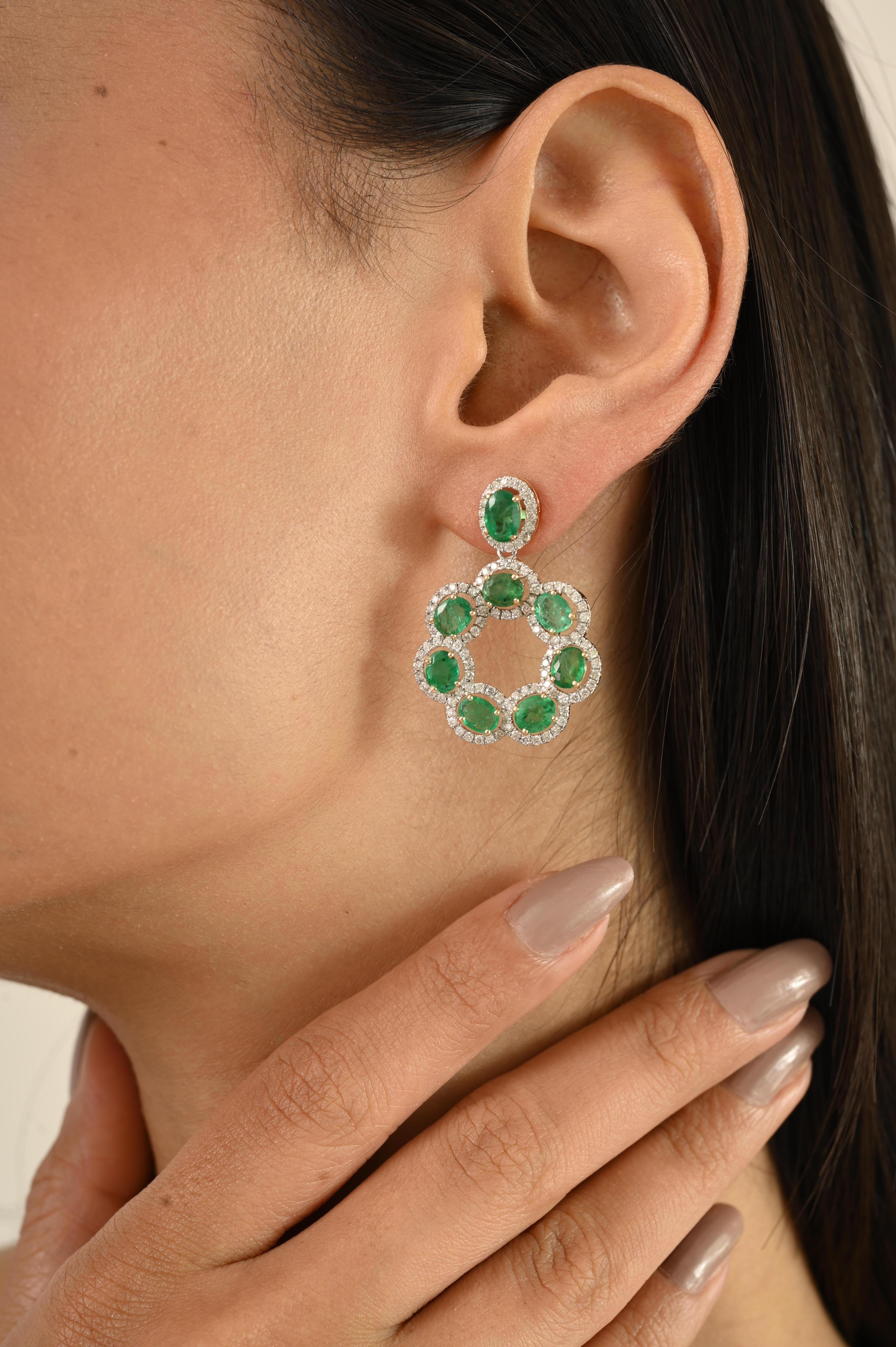 Boucles d'oreilles chandelier en or jaune 18k avec émeraude ovale et halo de diamants en vente 2
