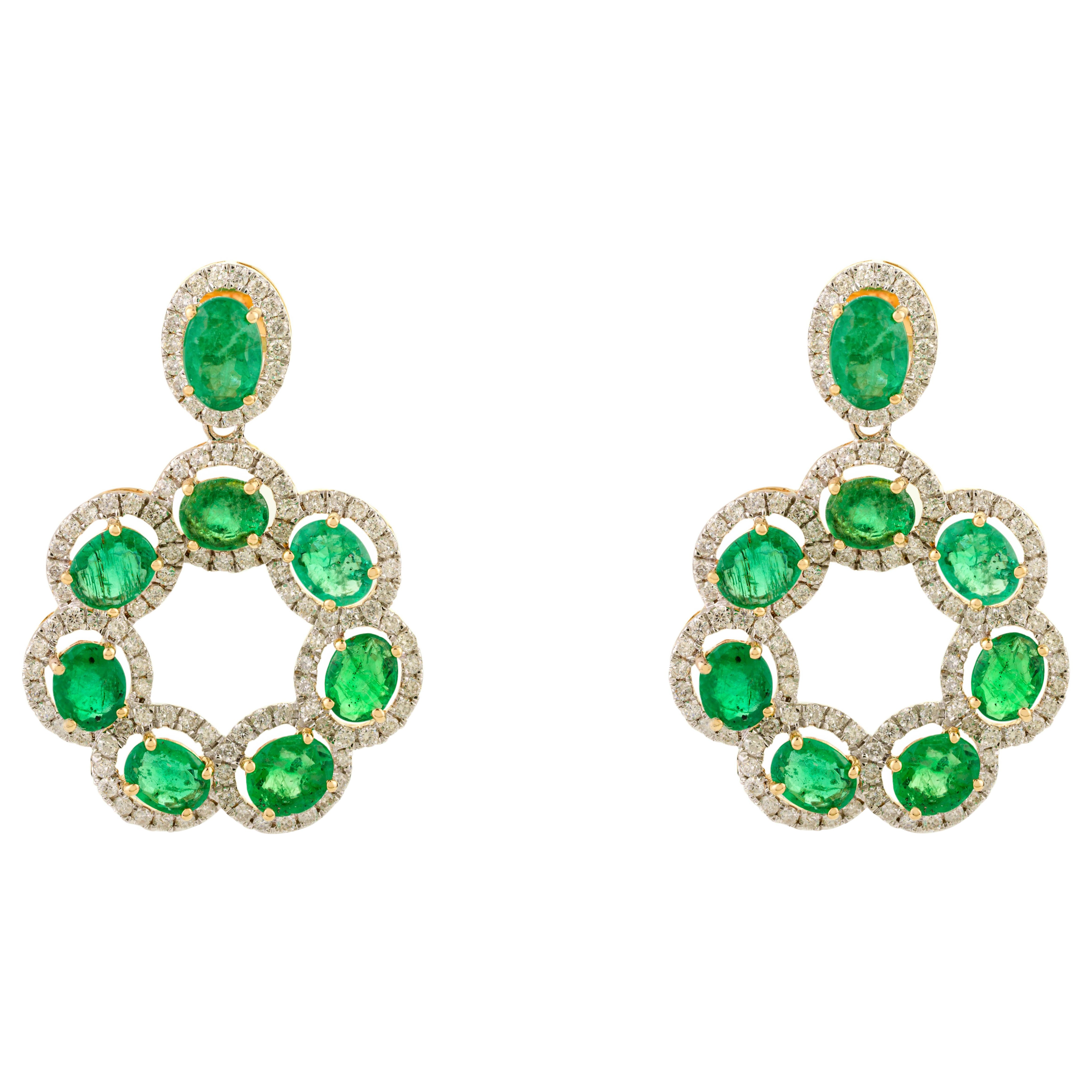 Boucles d'oreilles chandelier en or jaune 18k avec émeraude ovale et halo de diamants en vente